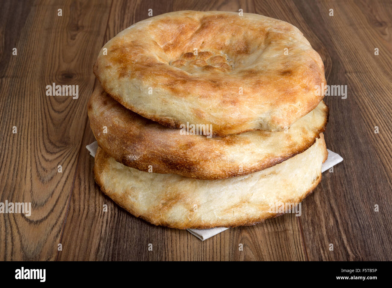 Pane di grano in forma di tortillas da Asia, cotto in un forno di argilla Foto Stock