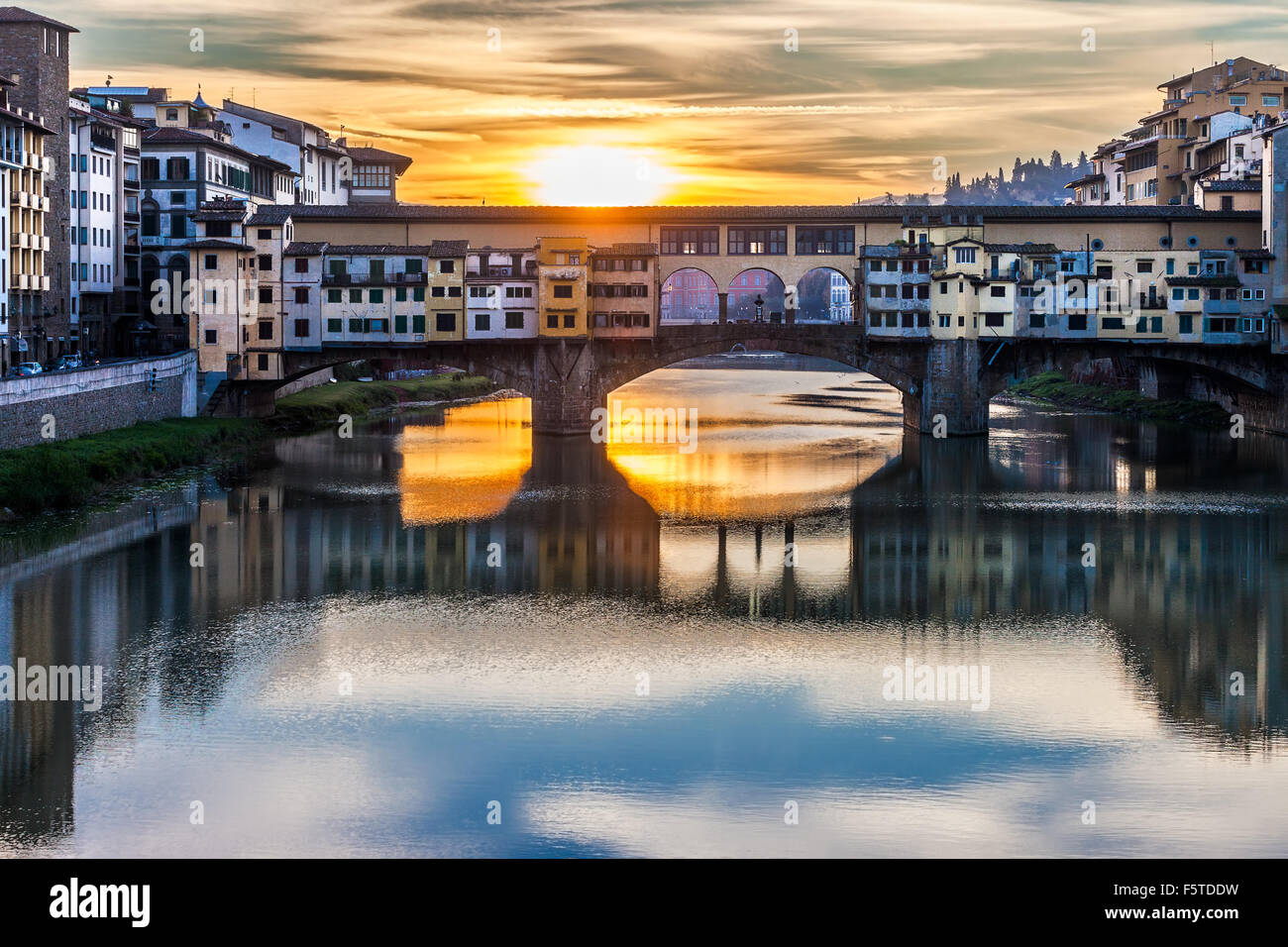 Il Ponte Vecchio è uno dei più famoso ponte del mondo, visitato da milioni di turisti ogni anno, Firenze, Italia Foto Stock