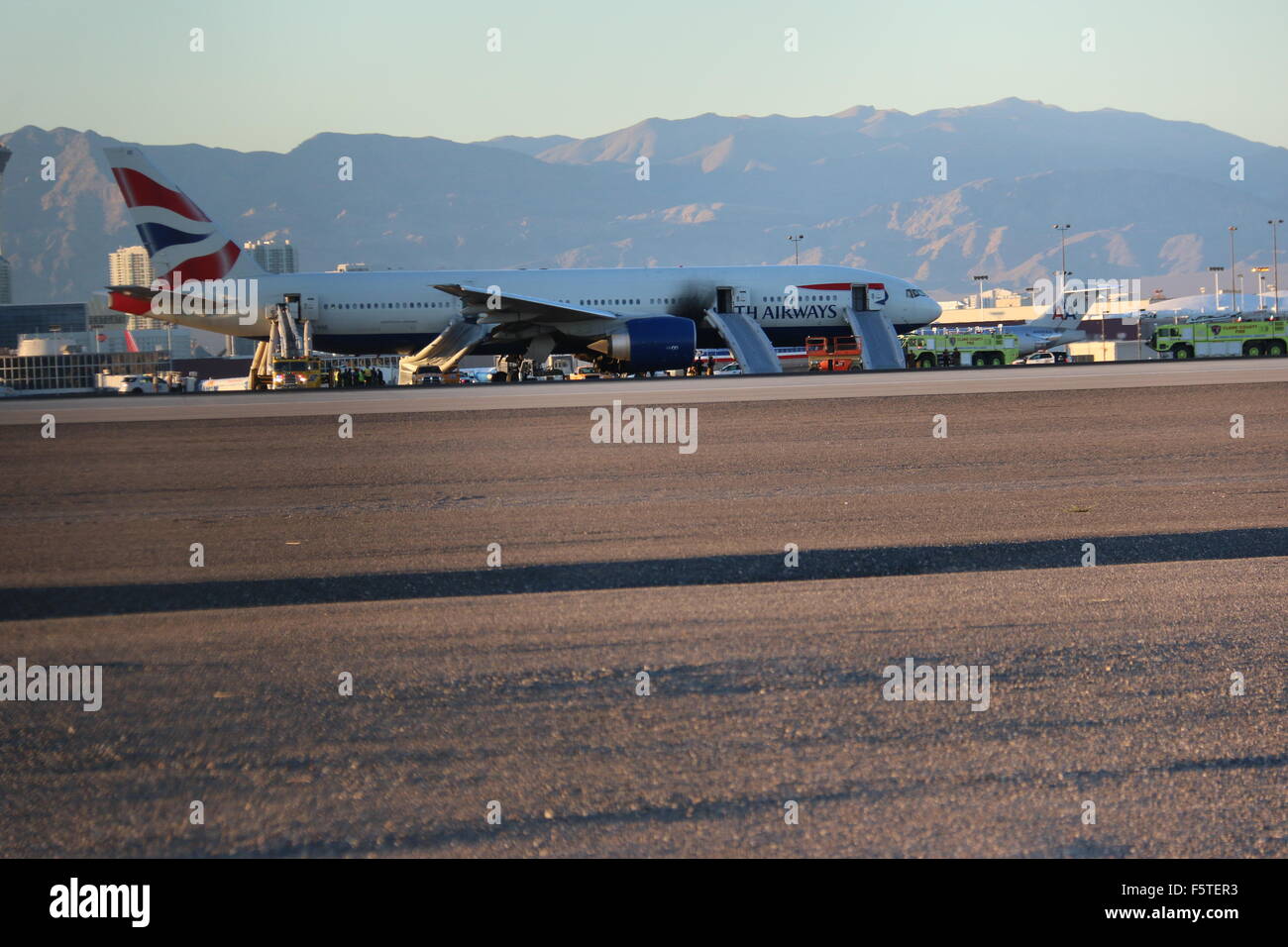 Volo British Airways #2276 siede sulla pista di Las Vegas all'Aeroporto  Internazionale di McCarran dopo l'incendio. Per fortuna nessuno è rimasto  ferito. Motori Fire è rimasto sulla scena e l'inchiesta è in