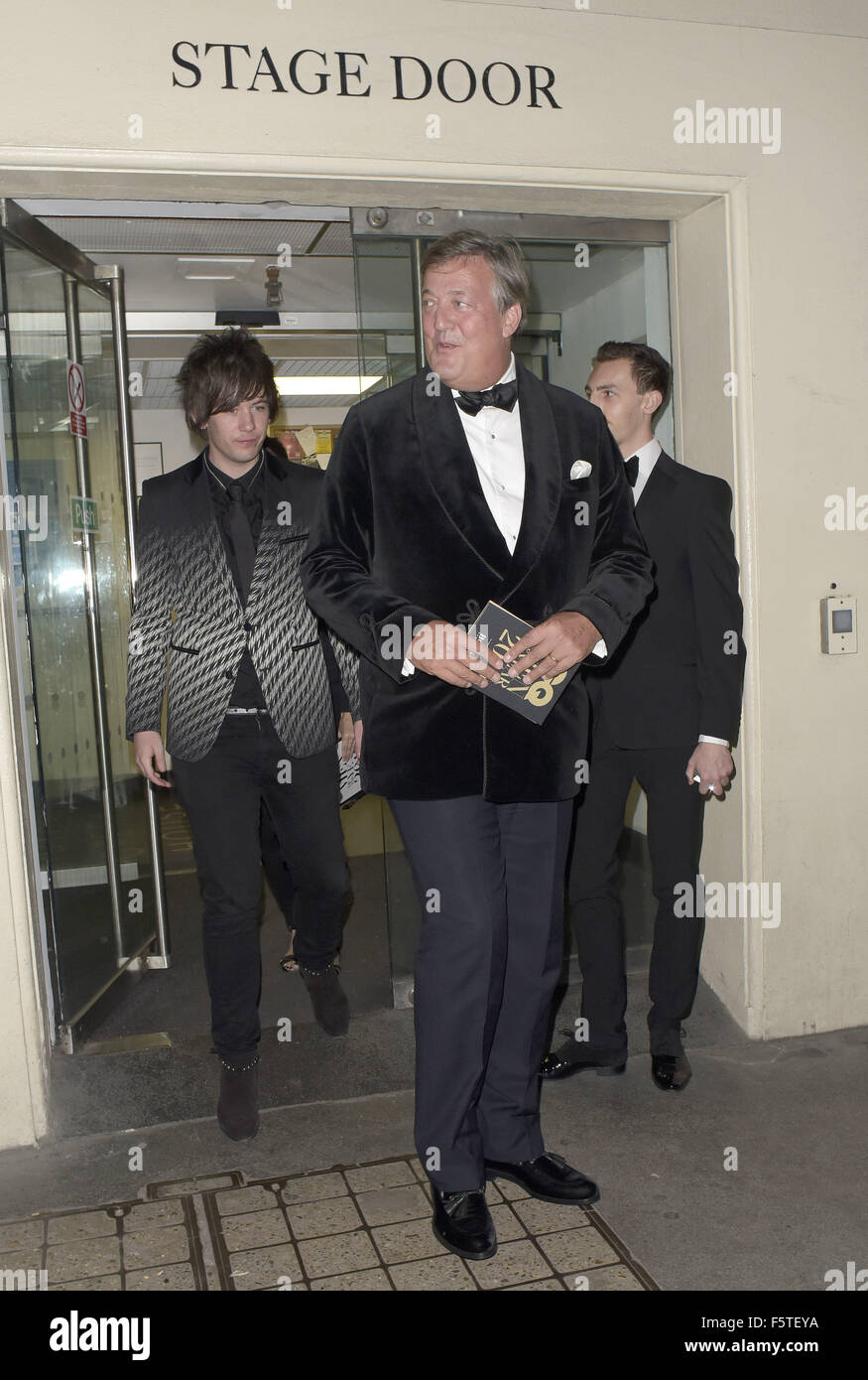 Stephen Fry e lasciando partner attraverso lo stadio porta con: Stephen Fry dove: Londra, Regno Unito quando: 08 Set 2015 Foto Stock
