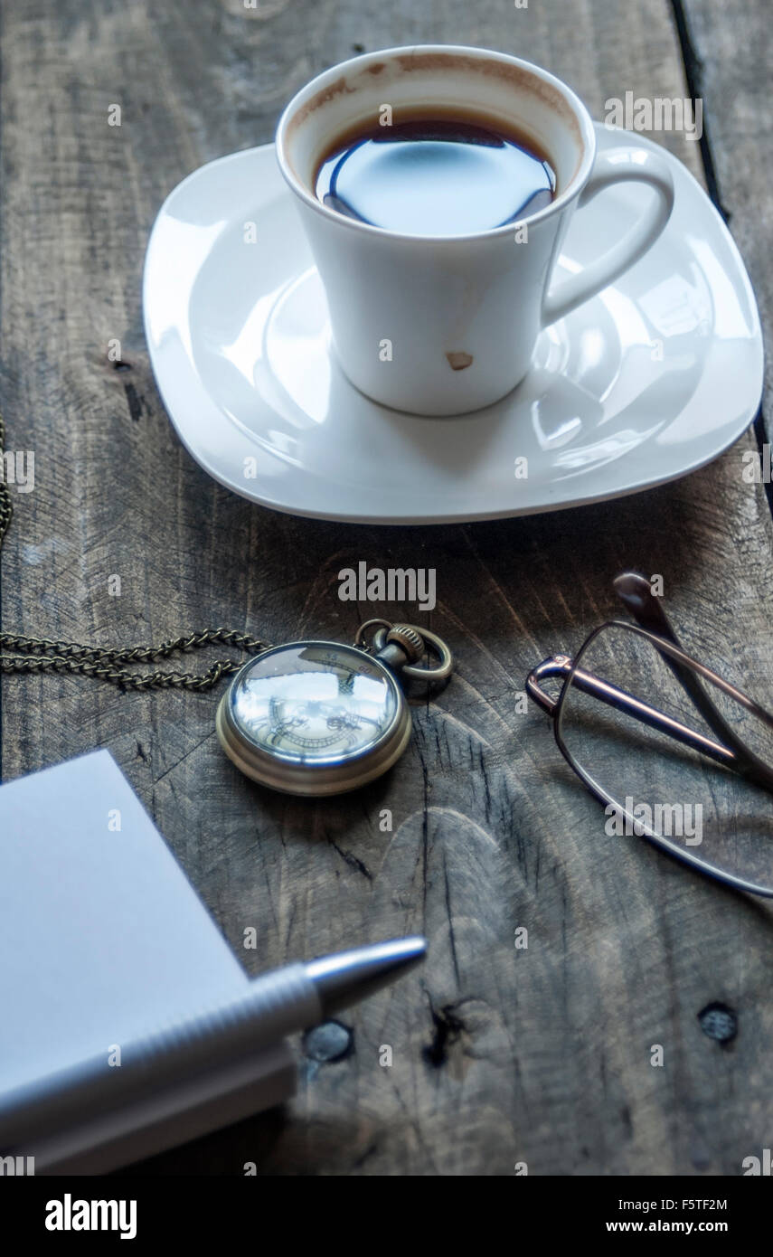 Posto di lavoro mobile con tazza di caffè sulla tavola in legno rustico. Foto Stock