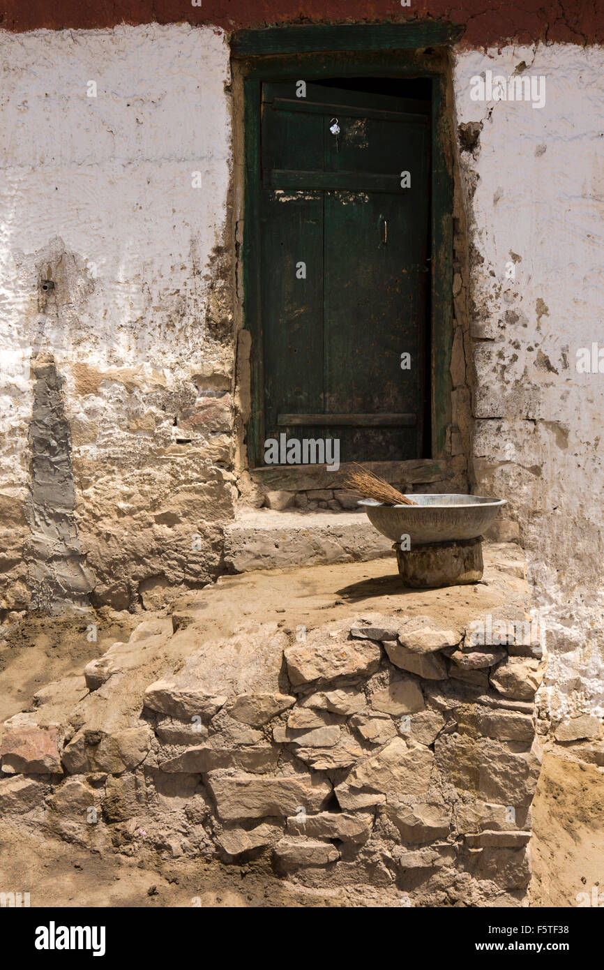 India, Himachal Pradesh, Spiti, Hikkim, piccola porta di legno di tradizionalmente costruita casa Foto Stock