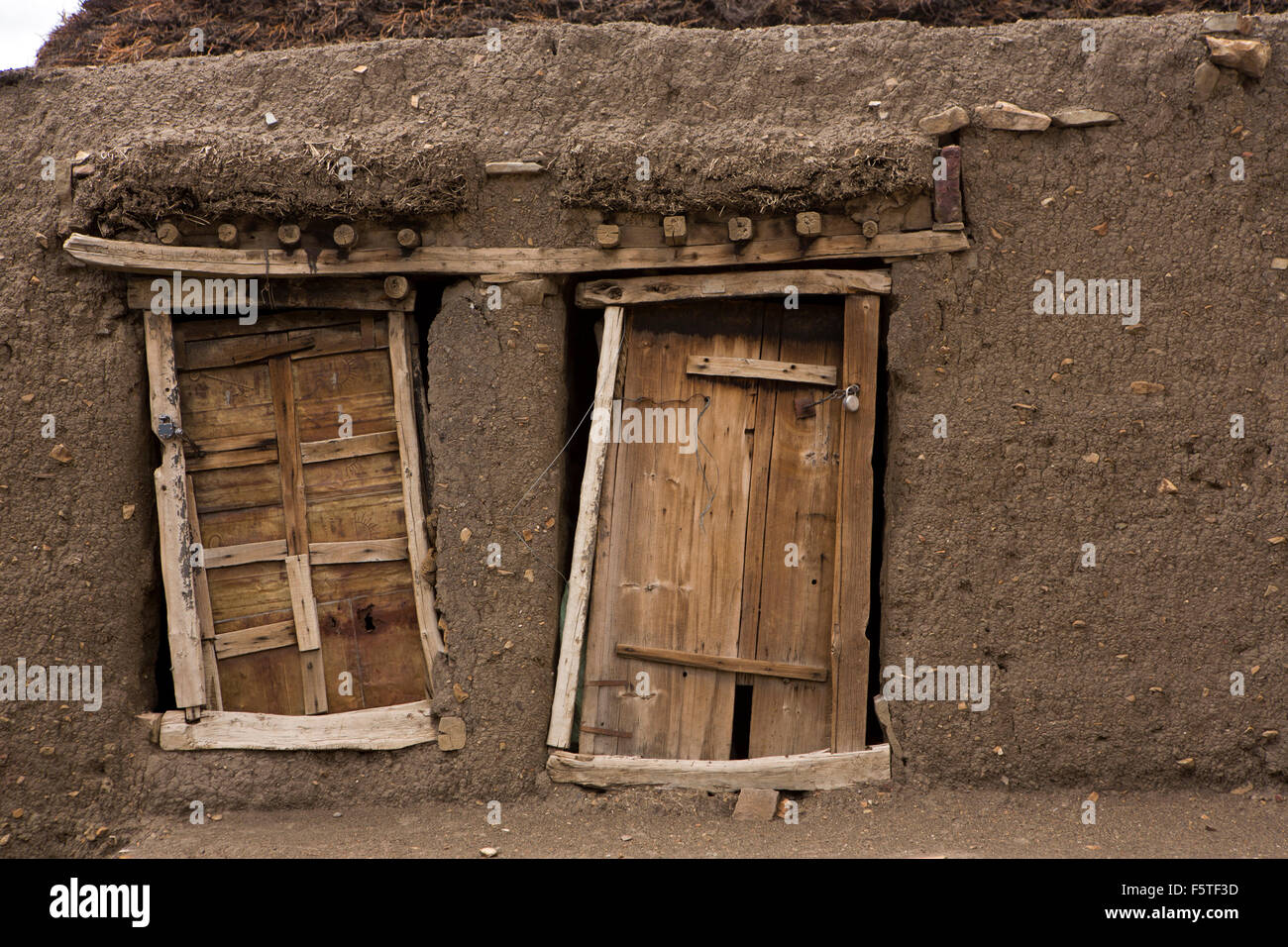India, Himachal Pradesh, Spiti, Hikkim, tradizionalmente costruita casa in legno composto porta nella parete di fango Foto Stock