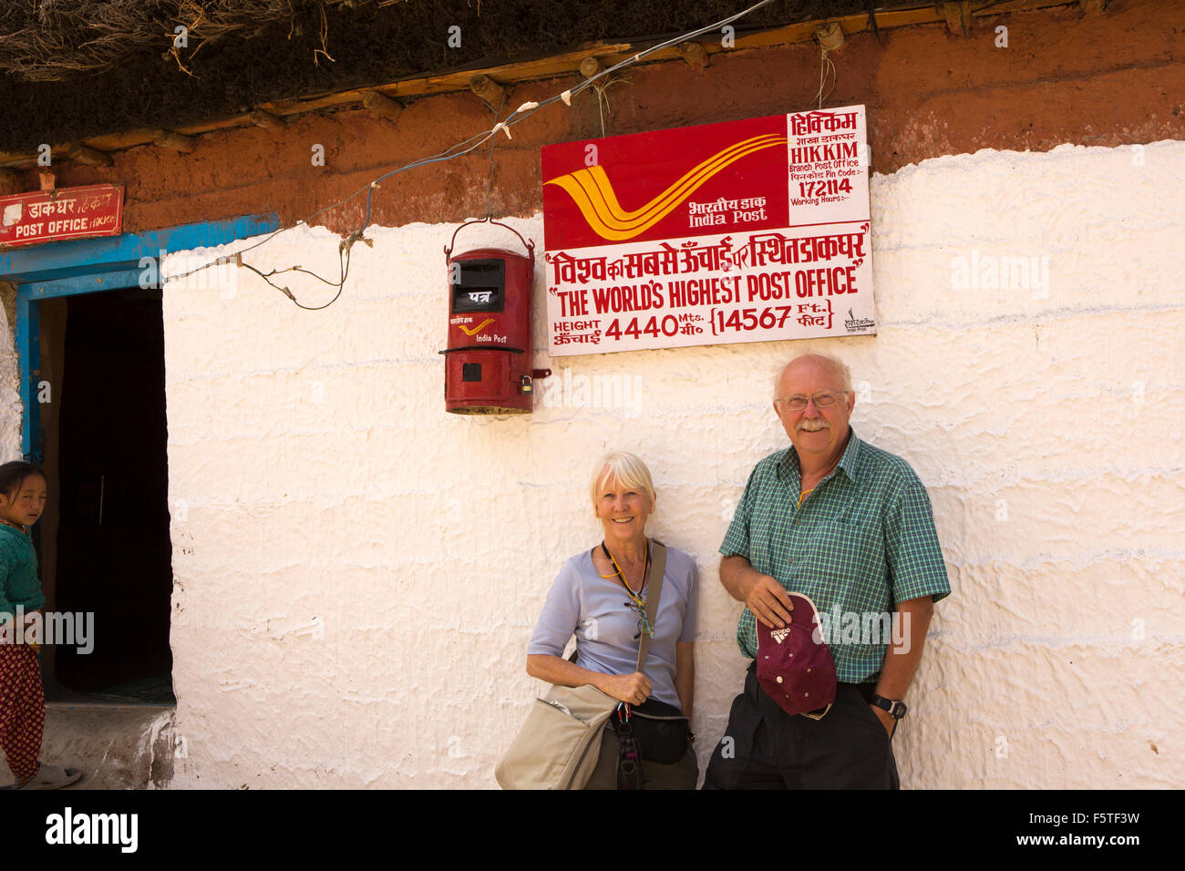 India, Himachal Pradesh, Spiti, Hikkim, senior western turista giovane a più alta del mondo Post Office Foto Stock