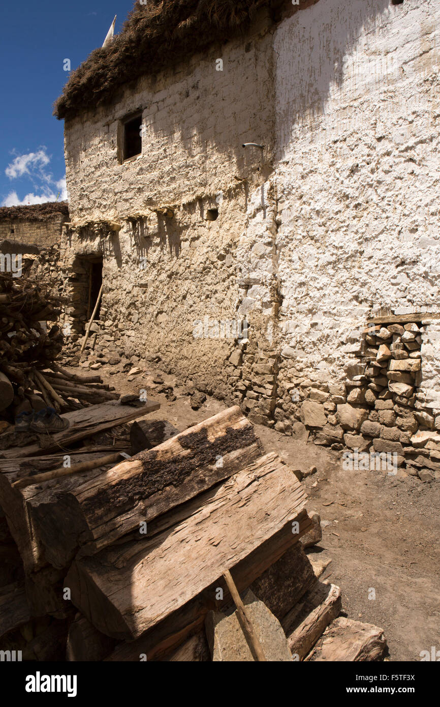 India, Himachal Pradesh, Spiti, Hikkim, legno pila al di fuori del tradizionale casa costruita con pietra e fango e pareti di rendering Foto Stock