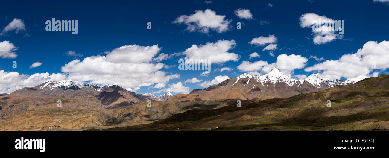 India, Himachal Pradesh, Spiti, Langza, neve rivestiti montagne, panoramica Foto Stock