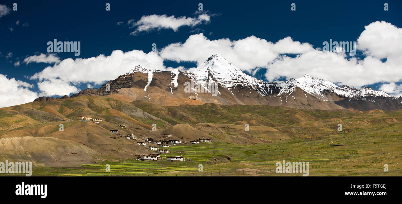 India, Himachal Pradesh, Spiti Valley, Langza villaggio a 4400 m di altitudine sotto la neve rivestiti montagne, panoramica Foto Stock