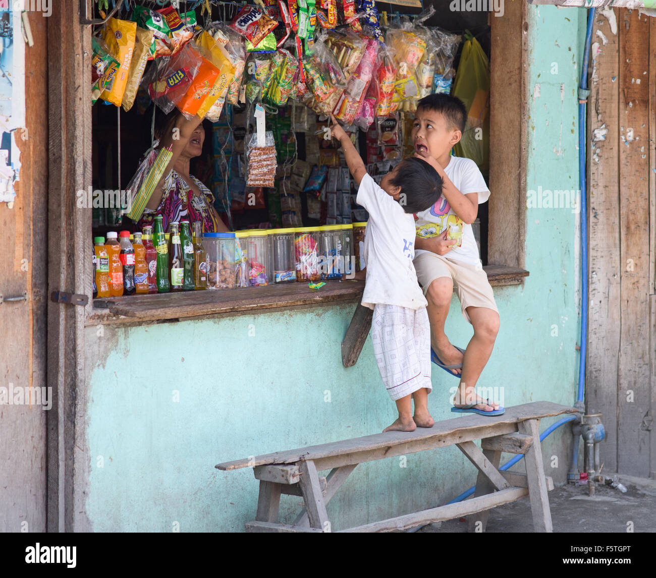 Due ragazzi di shopping in un negozio di dolciumi in una baraccopoli a General Santos City, la città più meridionale delle Filippine. Foto Stock