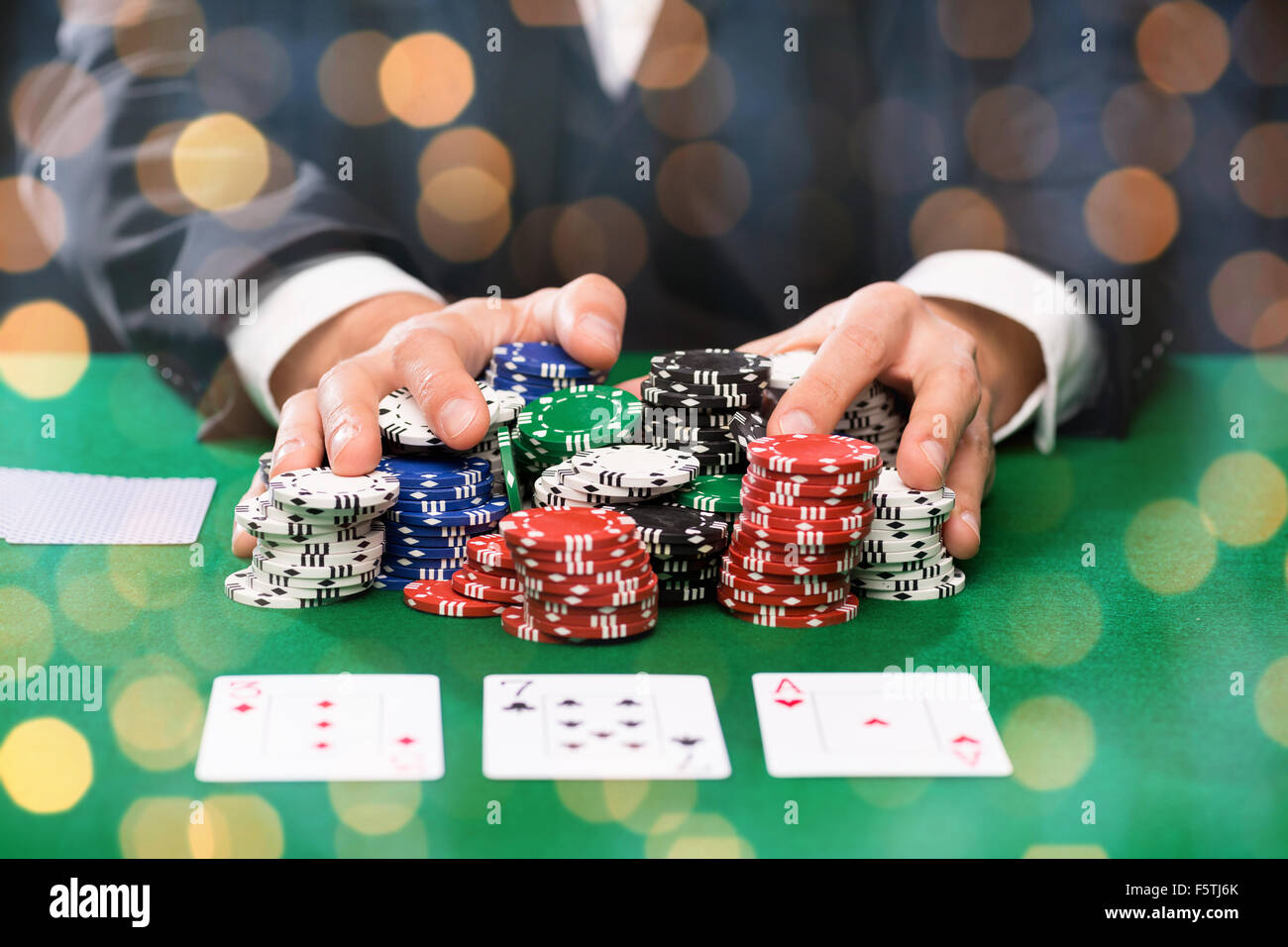 Giocatore di poker con carte e chips di casino Foto Stock
