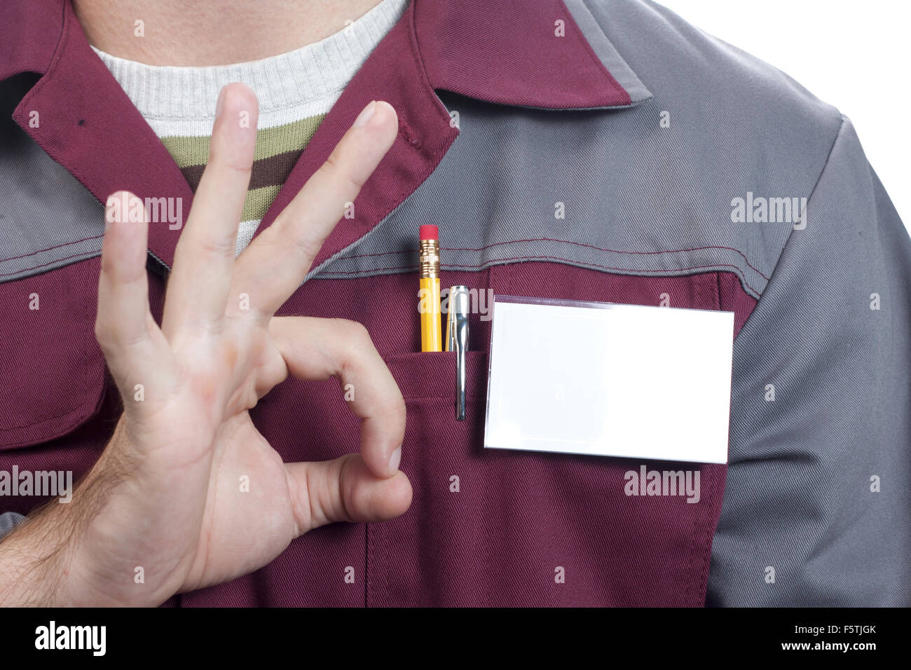 Close-up di nome vuoto sul tag di servizio l'uomo uniforme e segno OK Foto Stock