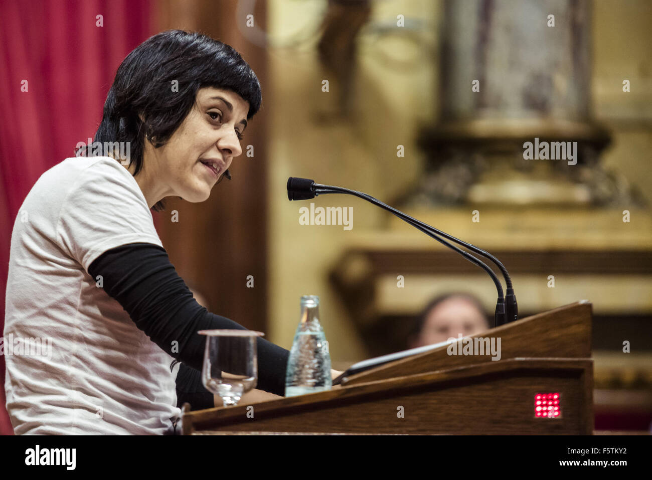 Barcellona, in Catalogna, Spagna. 9 Nov, 2015. ANNA GABRIEL, delegato della tazza, parla durante la sessione plenaria di votare una risoluzione per avviare il processo di indipendenza del parlamento catalano. © Matthias Oesterle/ZUMA filo/Alamy Live News Foto Stock