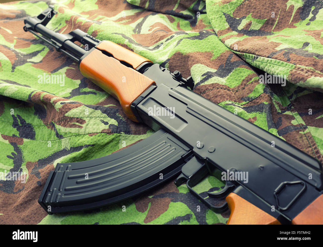 Fucile da assalto russo AK-47 su Abbigliamento camouflage Foto Stock