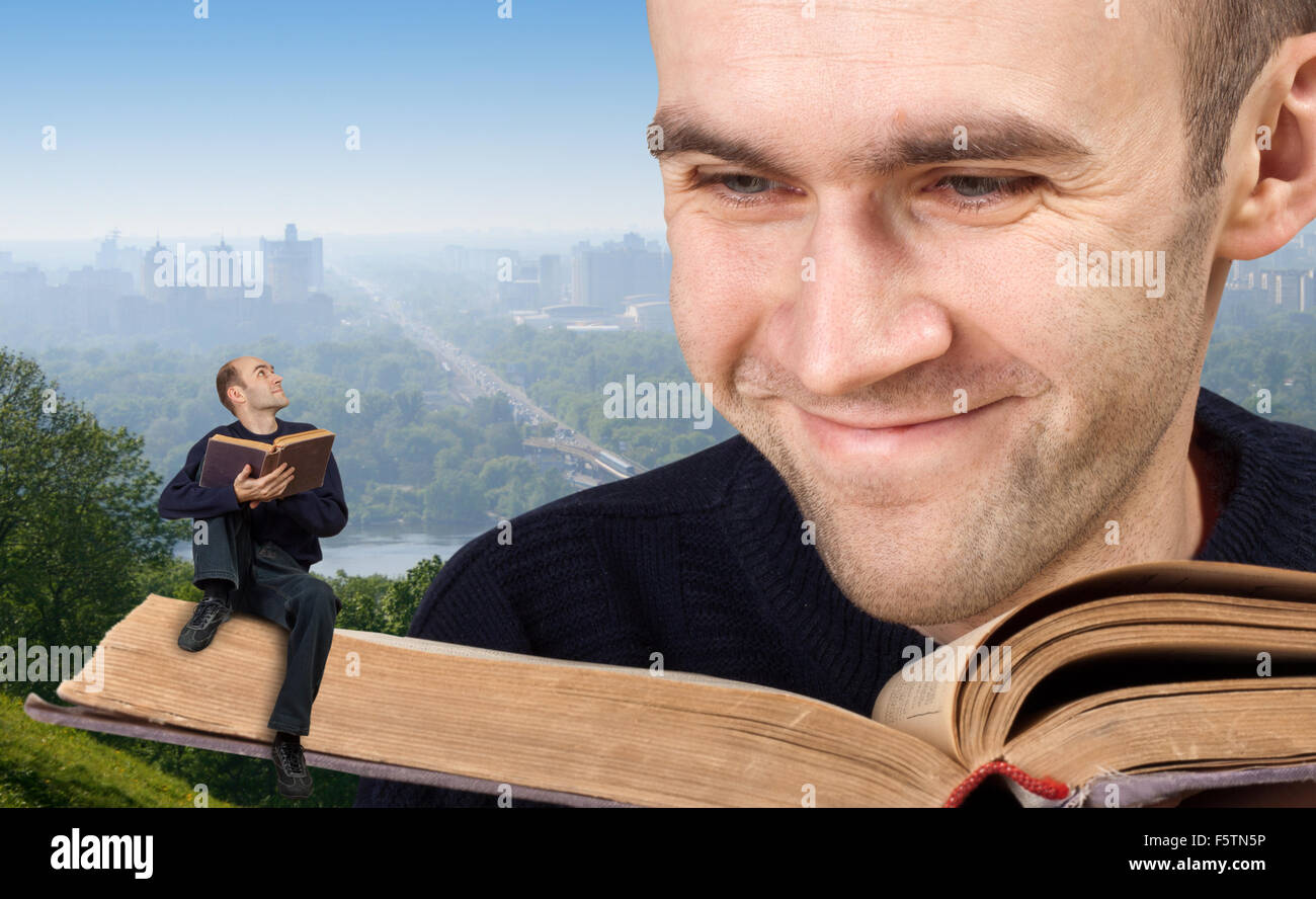 Grandi e piccoli uomini della lettura della Bibbia Foto Stock