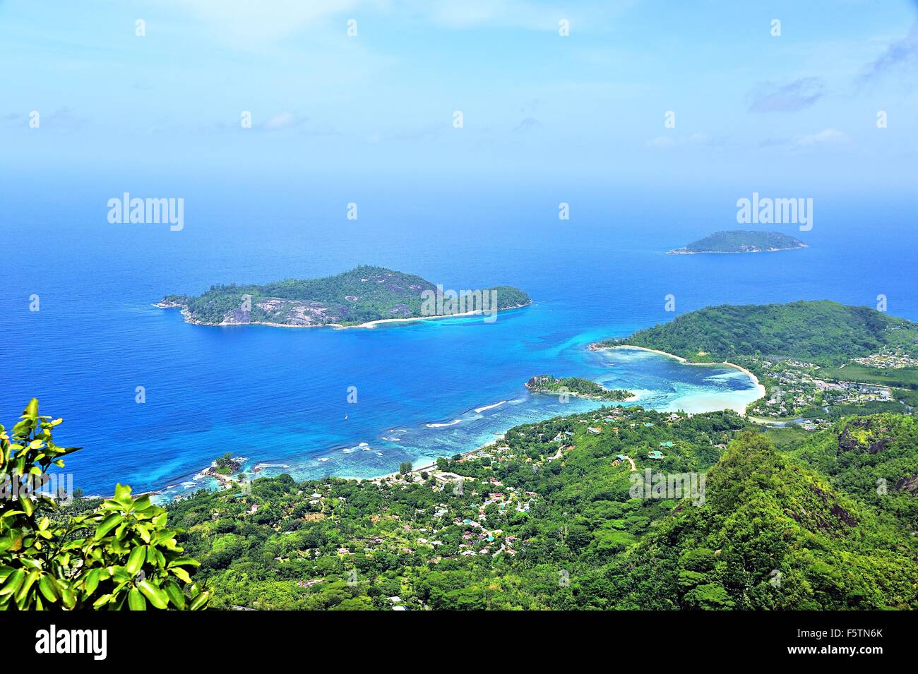 Vista da Morne Blanc a Ile Teresa, Ile concepimento; Isola Mahe, Seicelle Foto Stock