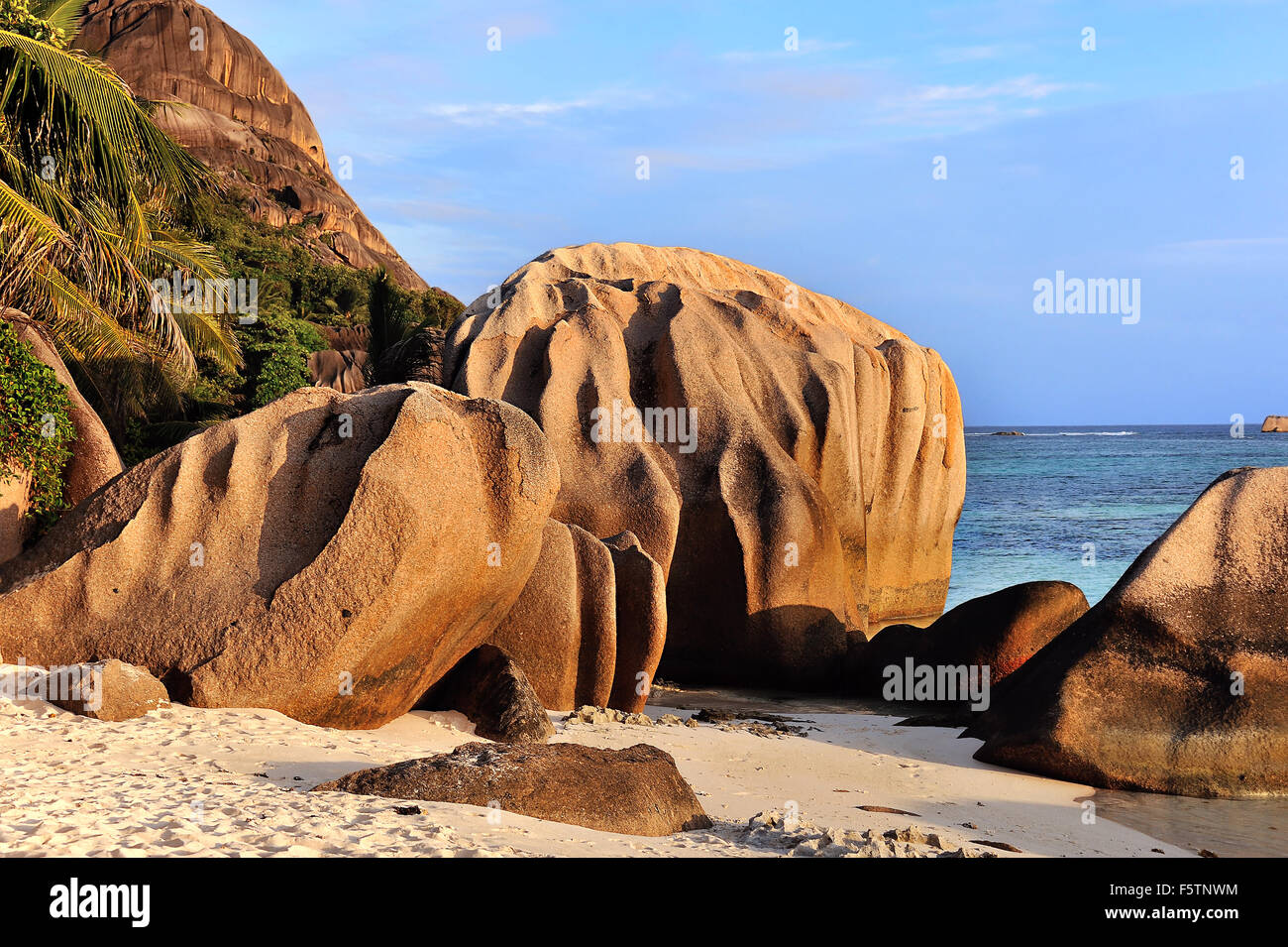 Rocce sulla spiaggia Source d' Argent nella luce del tramonto, isola di La Digue, Seicelle Foto Stock