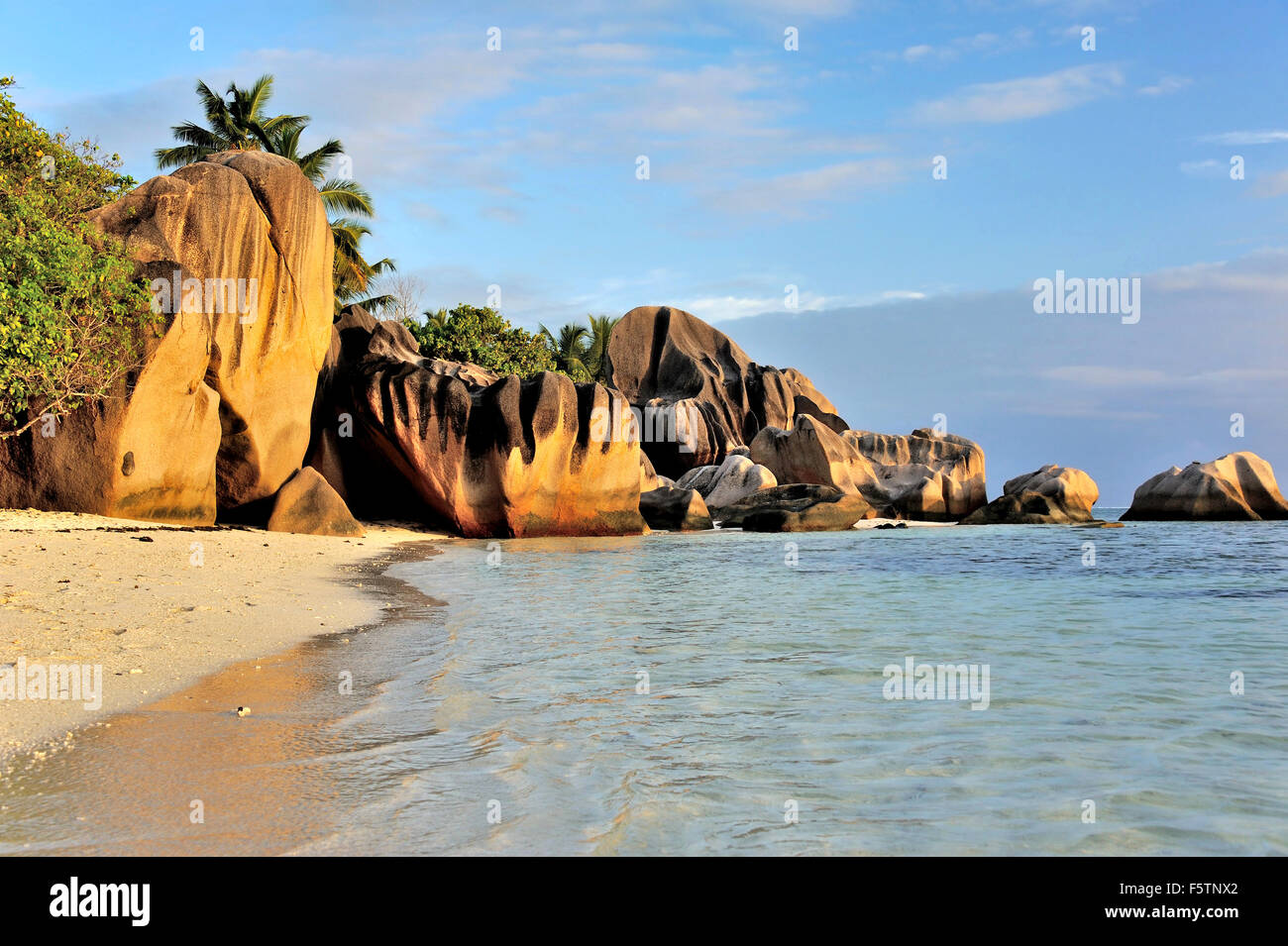 Spiaggia da sogno Source d' Argent nella luce del tramonto, isola di La Digue, Seicelle Foto Stock