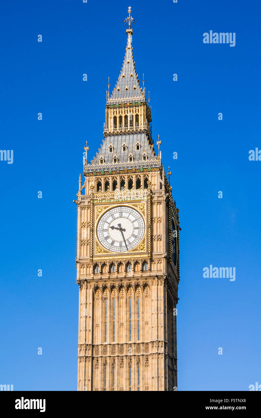 Big Ben clock tower al di sopra del Palazzo di Westminster e le case del Parlamento City di Londra Inghilterra REGNO UNITO GB EU Europe Foto Stock