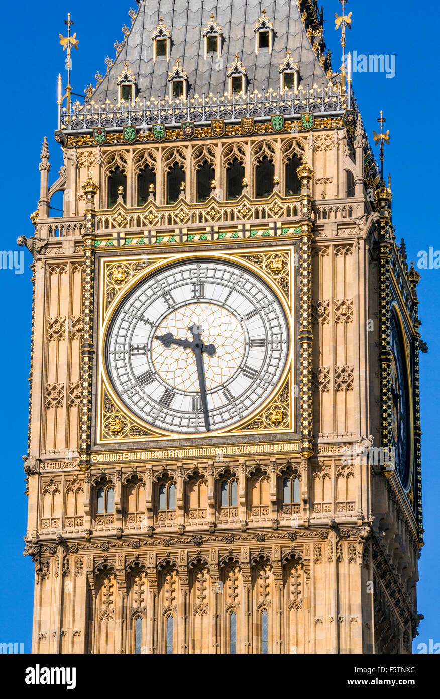 Big Ben orologio Clock Tower al di sopra del Palazzo di Westminster e le case del Parlamento City di Londra Inghilterra REGNO UNITO GB EU Europe Foto Stock