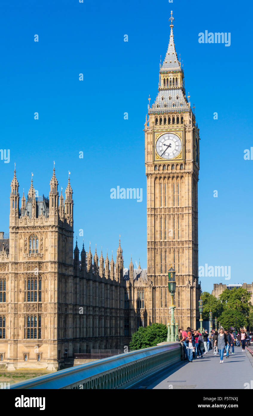 I turisti oltrepassando il Big Ben e le case del parlamento sul Westminster Bridge città di Londra Inghilterra GB UK EU Europe Foto Stock