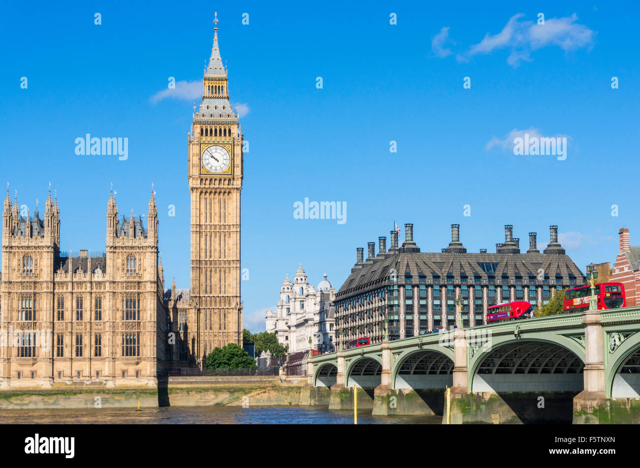 Big Ben clock tower case del Parlamento e il Westminster Bridge sul fiume Tamigi City di Londra Inghilterra GB UK Europa Foto Stock