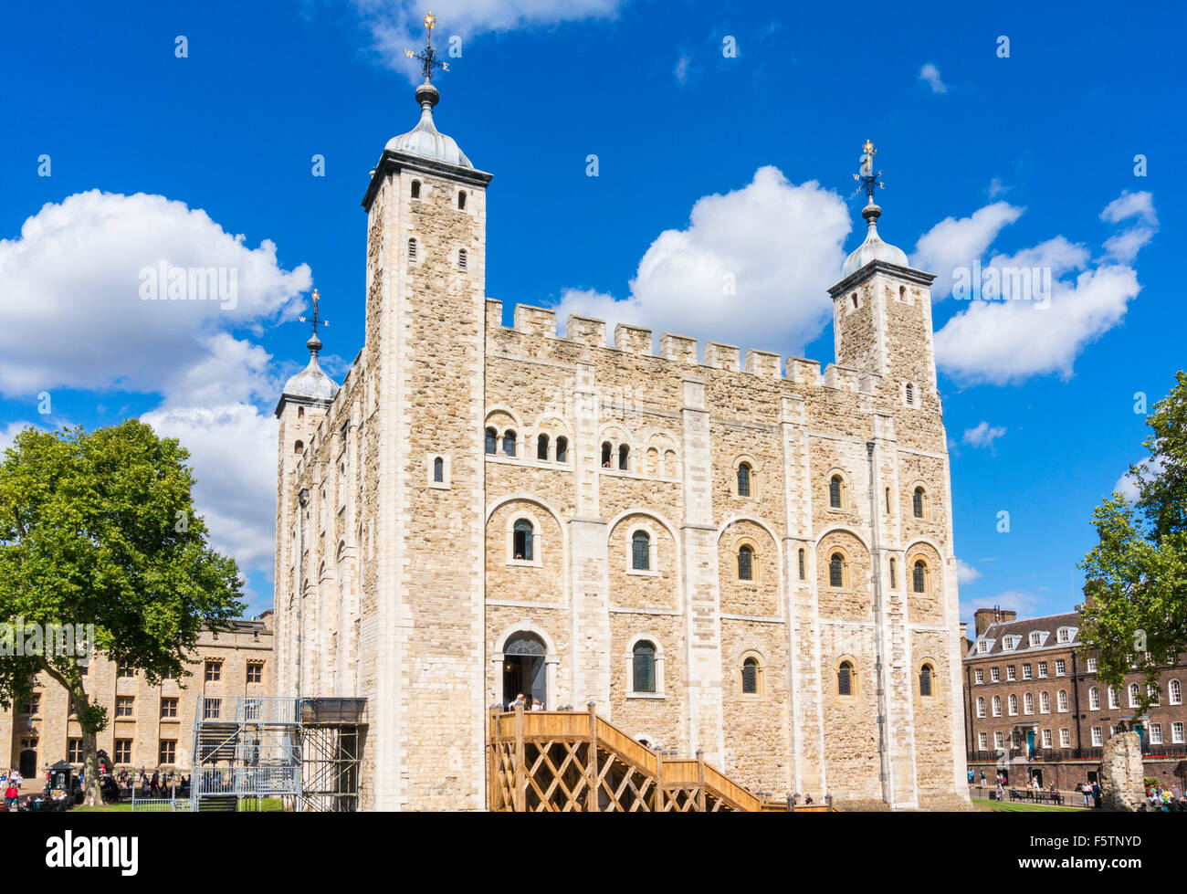 La torre bianca ingresso all'interno della Torre di Londra City di Londra Inghilterra GB UK EU Europe Foto Stock