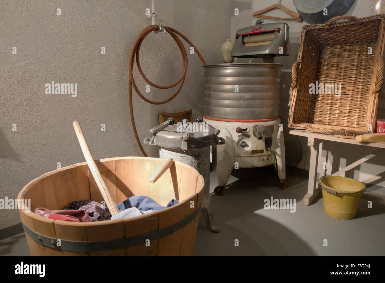 Storico e vecchio stile - servizio lavanderia camera ben nel 1950s. Il Museo dei lavoratori (Arbejdermuseet) Copenhagen, Danimarca Foto Stock
