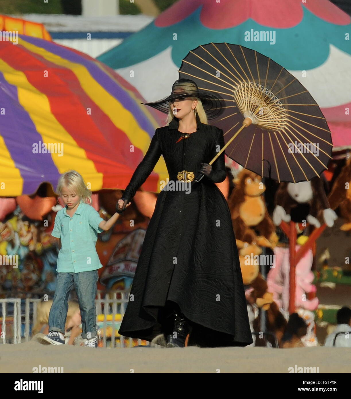 La contessa Lady Gaga abito in tutto nero per una spiaggia carnevale scena  in Santa Monica per 'American orrore storia Hotel' con co star Wes Bentley.  Il cantante a piedi intorno alla