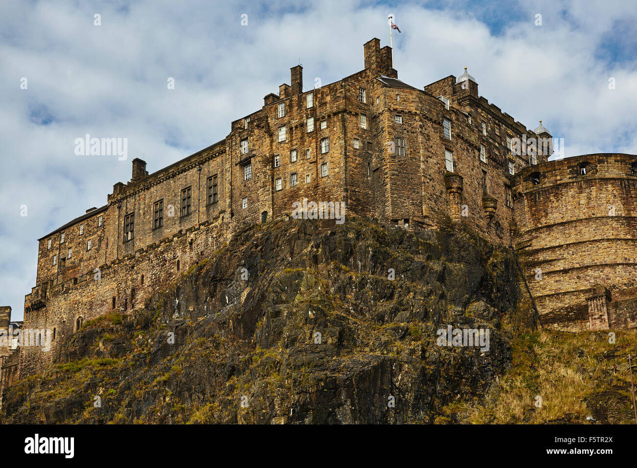 Il Castello di Edimburgo si vede dal Grassmarket, Edimburgo, Scozia, Gran Bretagna. Foto Stock