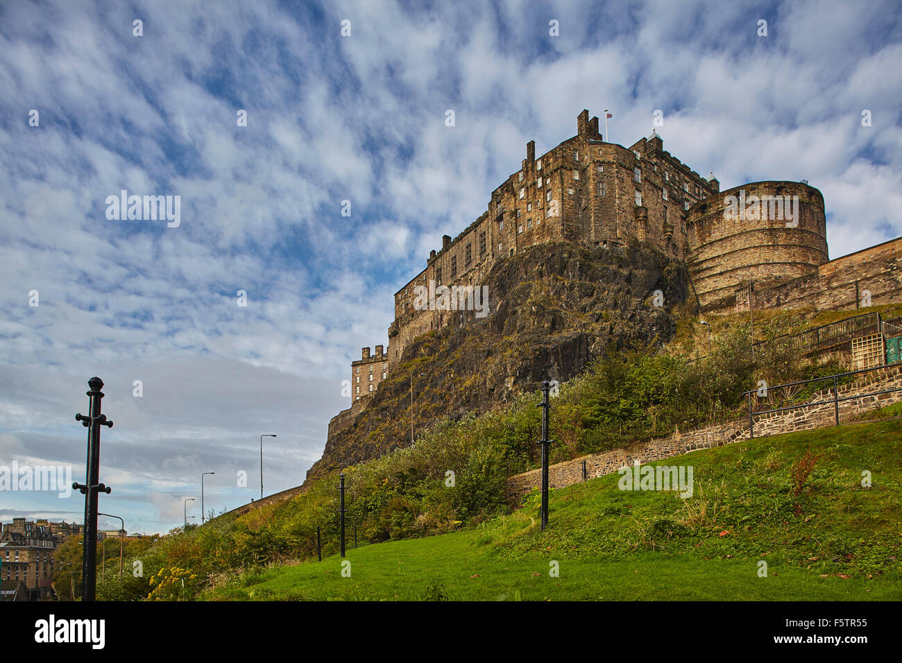 Il Castello di Edimburgo si vede dal Grassmarket, Edimburgo, Scozia, Gran Bretagna. Foto Stock