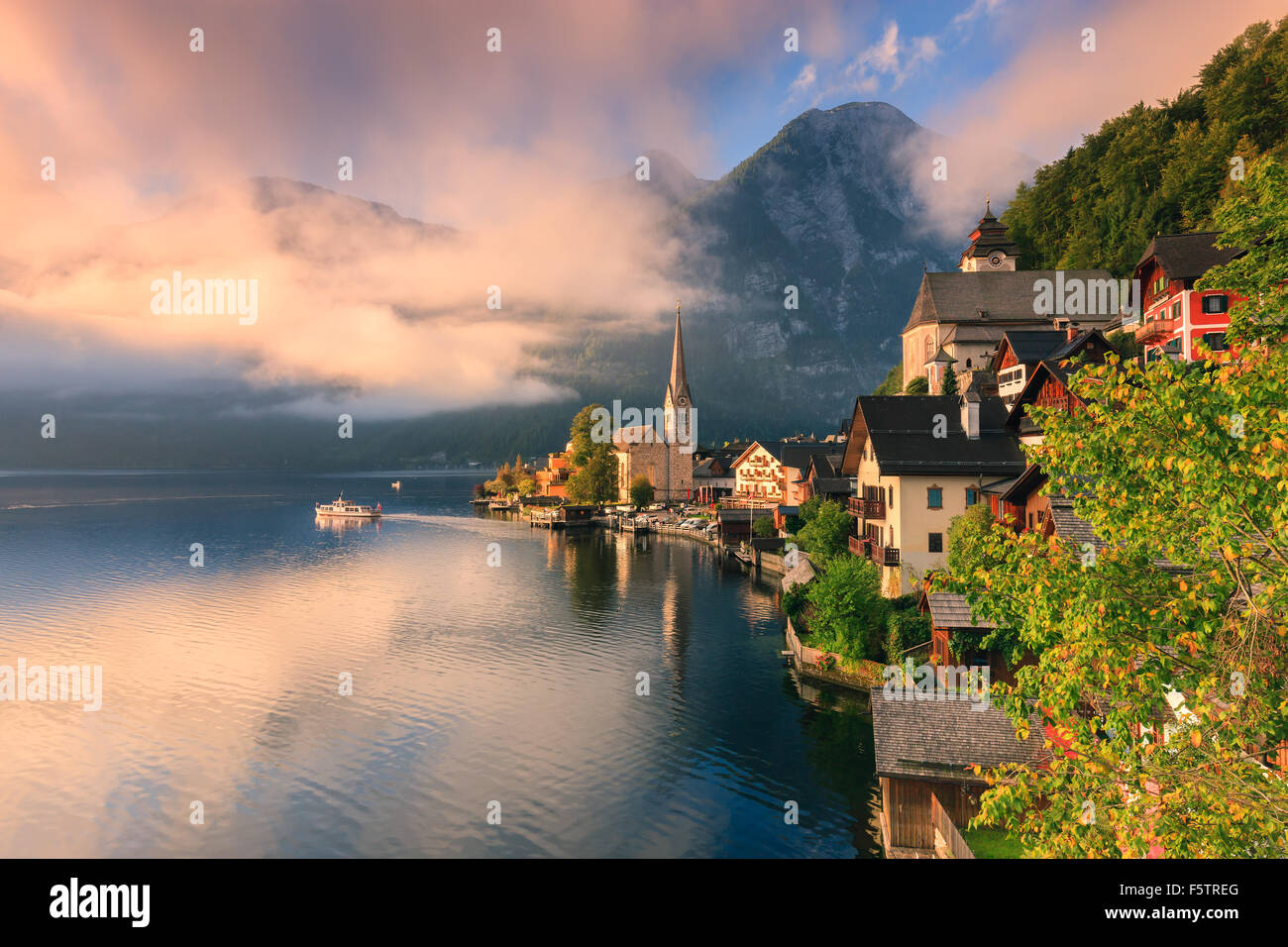 Sunrise di Hallstatt, in Austria Superiore è un villaggio nella regione del Salzkammergut, una regione in Austria. Foto Stock