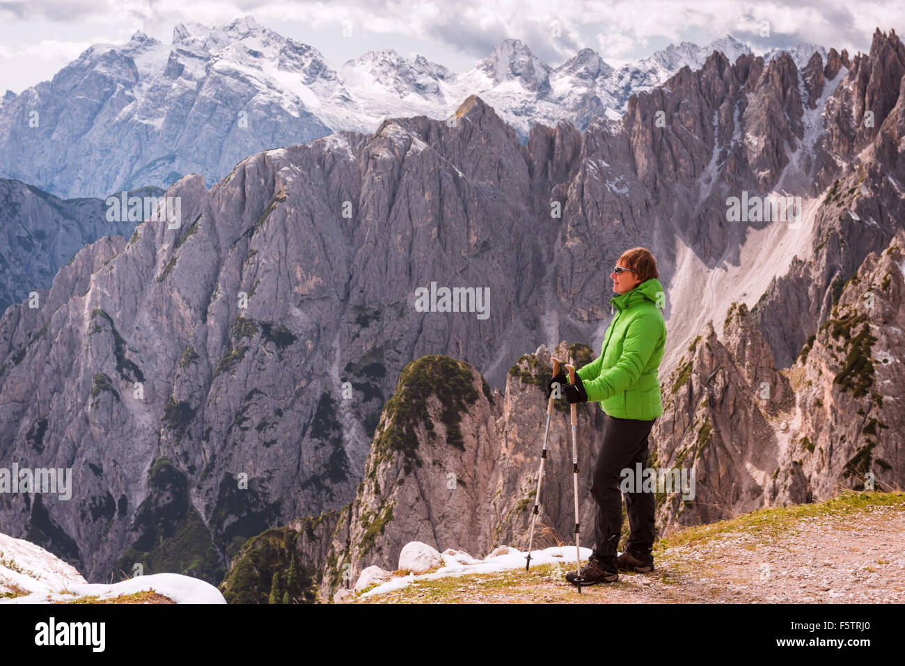 Escursionista femmina in montagna Foto Stock