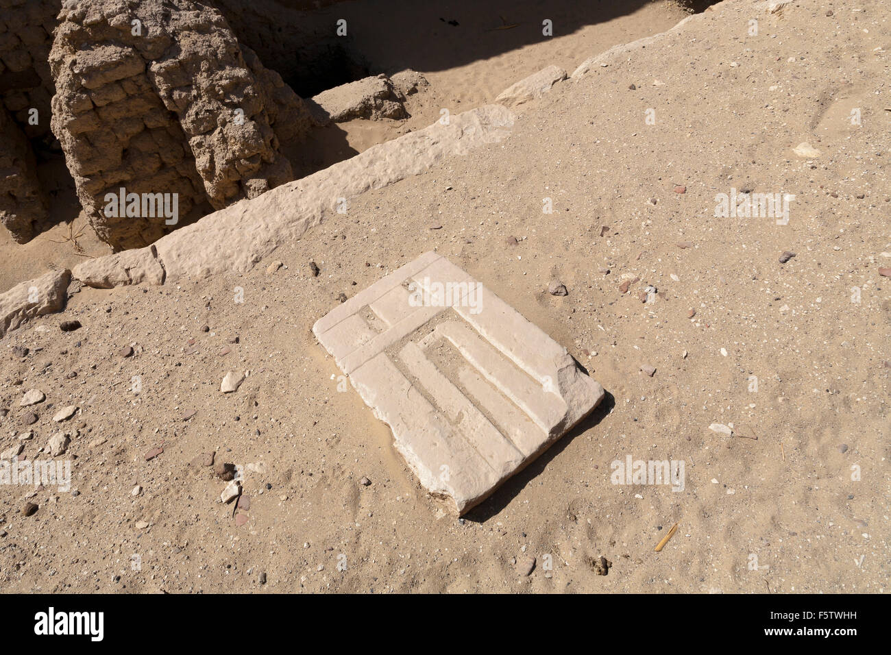 Inscritto Antico Regno falsa porta e alla necropoli di Sakkara noto anche come Saqqara Egitto Foto Stock