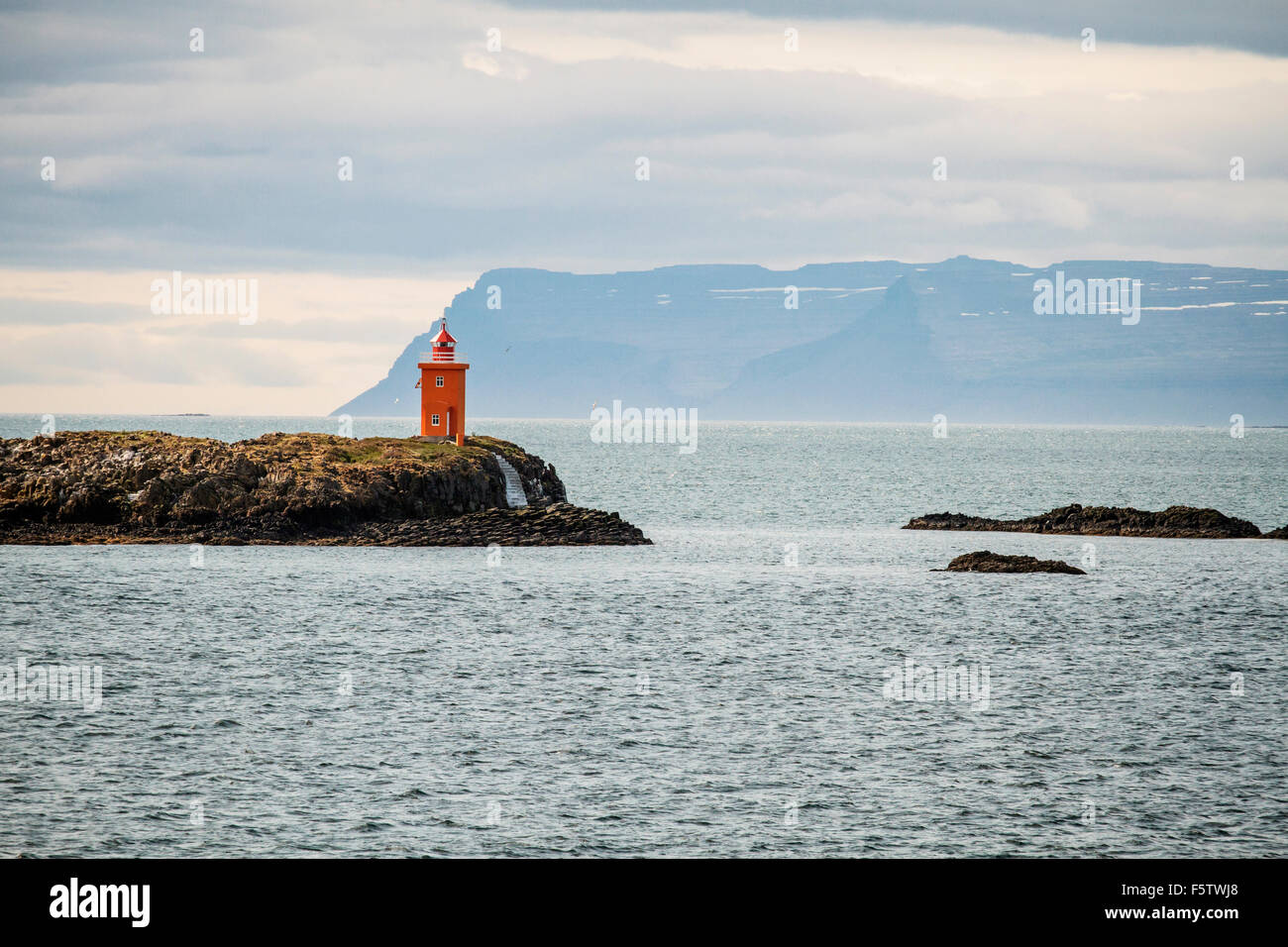 Faro di isola, Flatey, Westfjords, Islanda Foto Stock