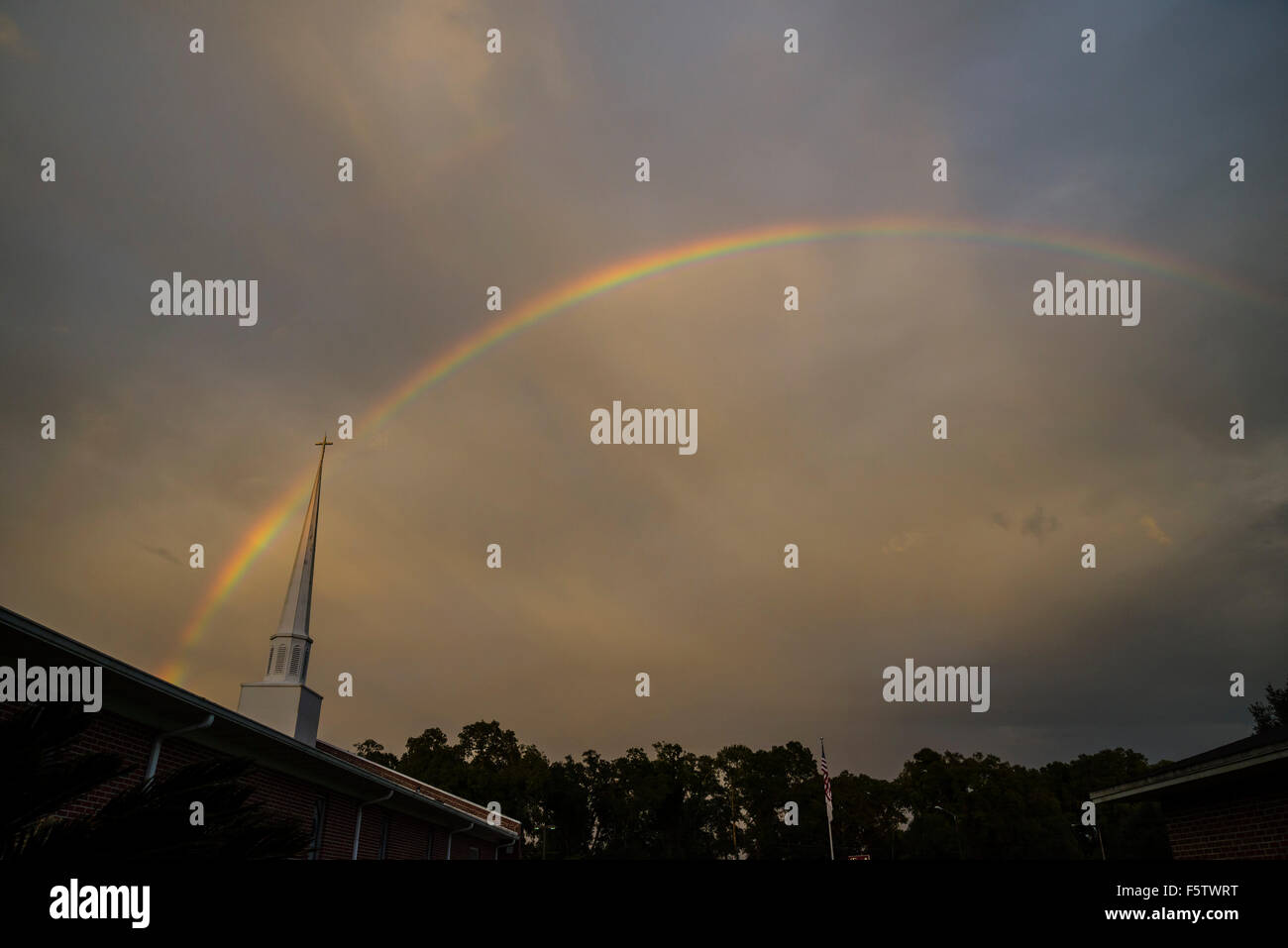 Rainbow appare più di una chiesa del sud dopo il maltempo passa. Foto Stock