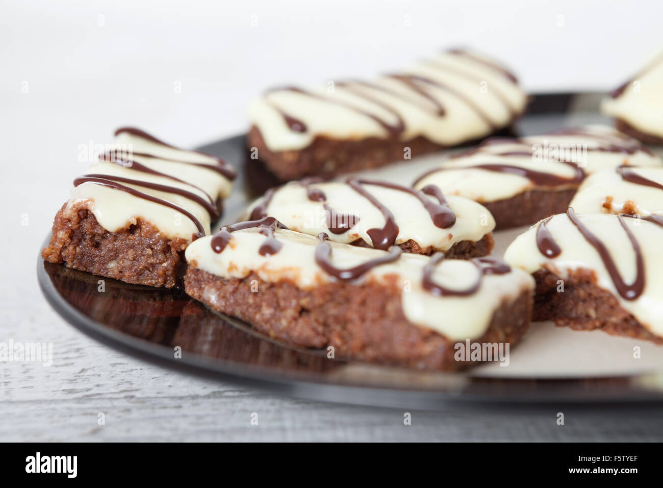 Biscotti al cioccolato con panna montata Topping Foto Stock