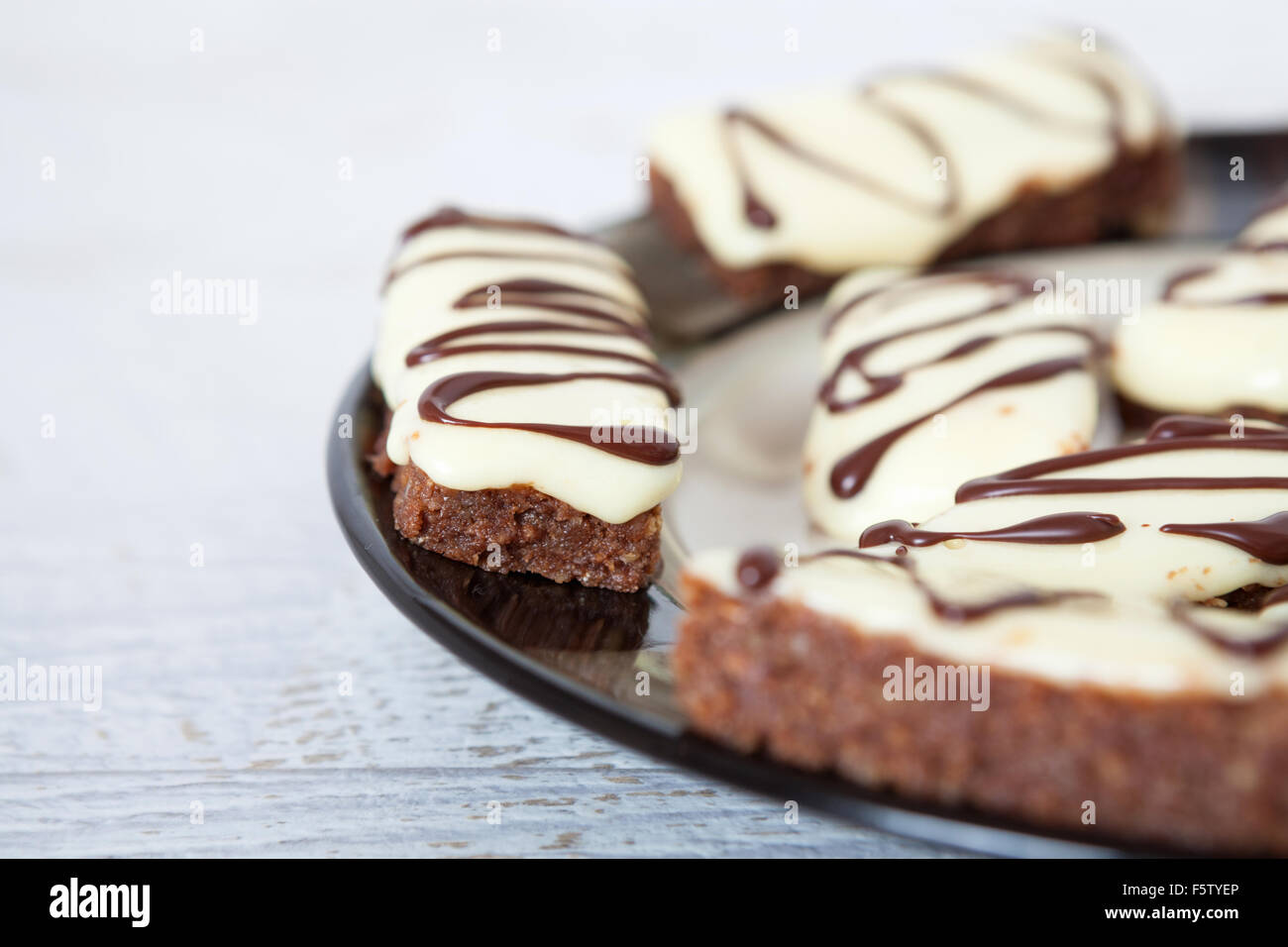 Biscotti al cioccolato con panna montata Topping Foto Stock