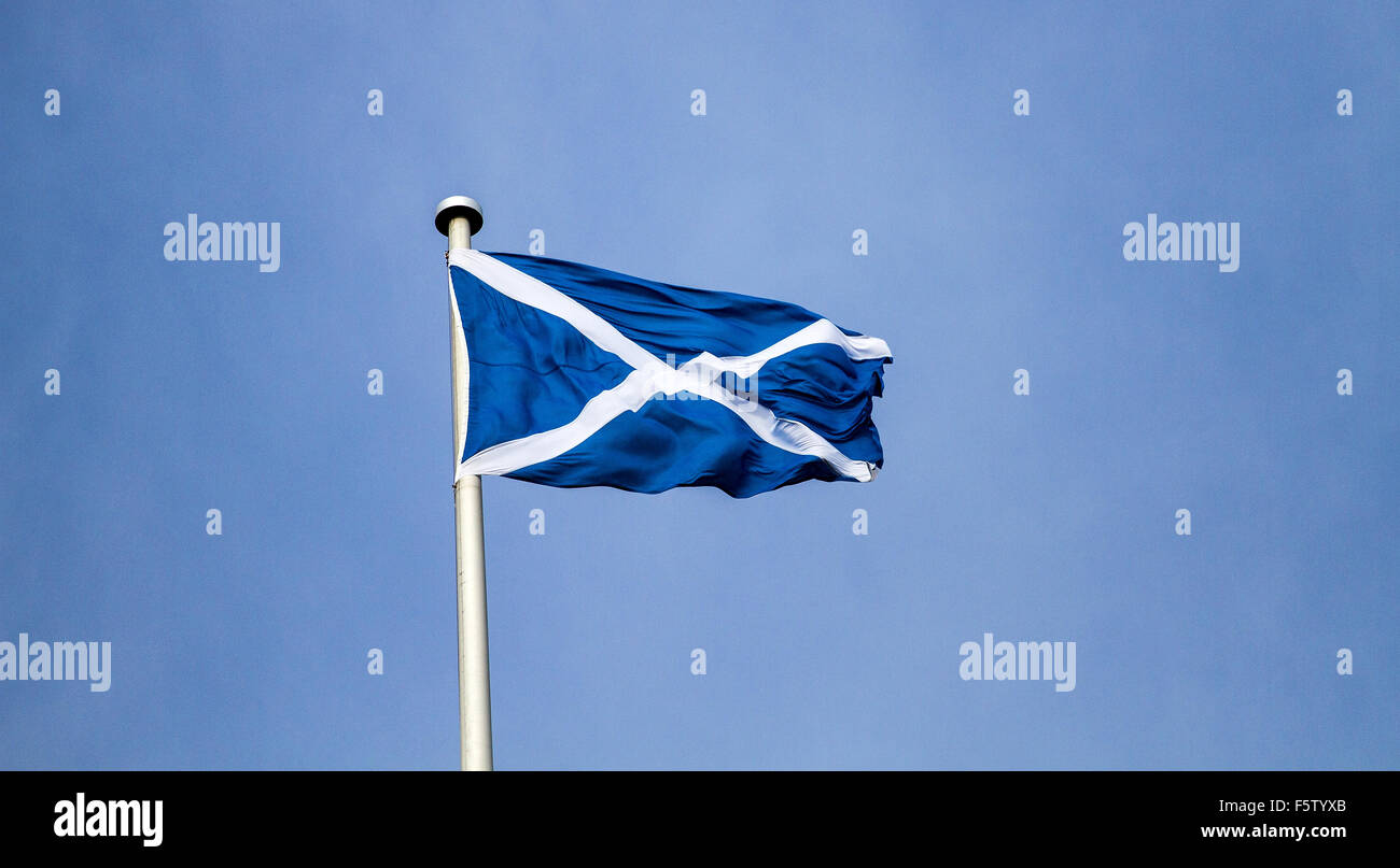 St Andrews scozzese bandiera nazionale battenti alto sopra i cieli di Dundee, Regno Unito Foto Stock