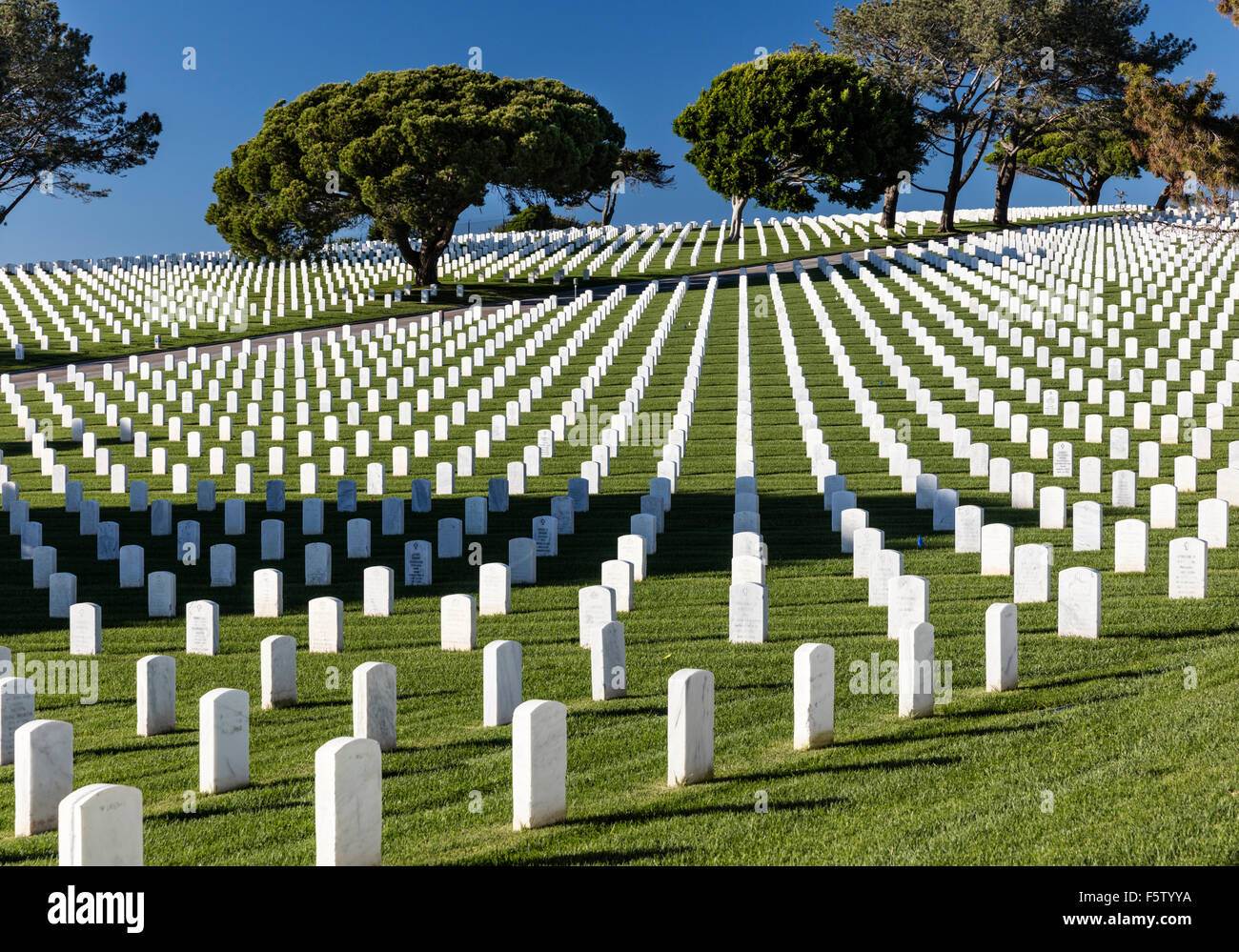 Righe di grave marcatori sul prato curati a Ft Rosecrans Cimitero Nazionale, Point Loma, San Diego, California Foto Stock