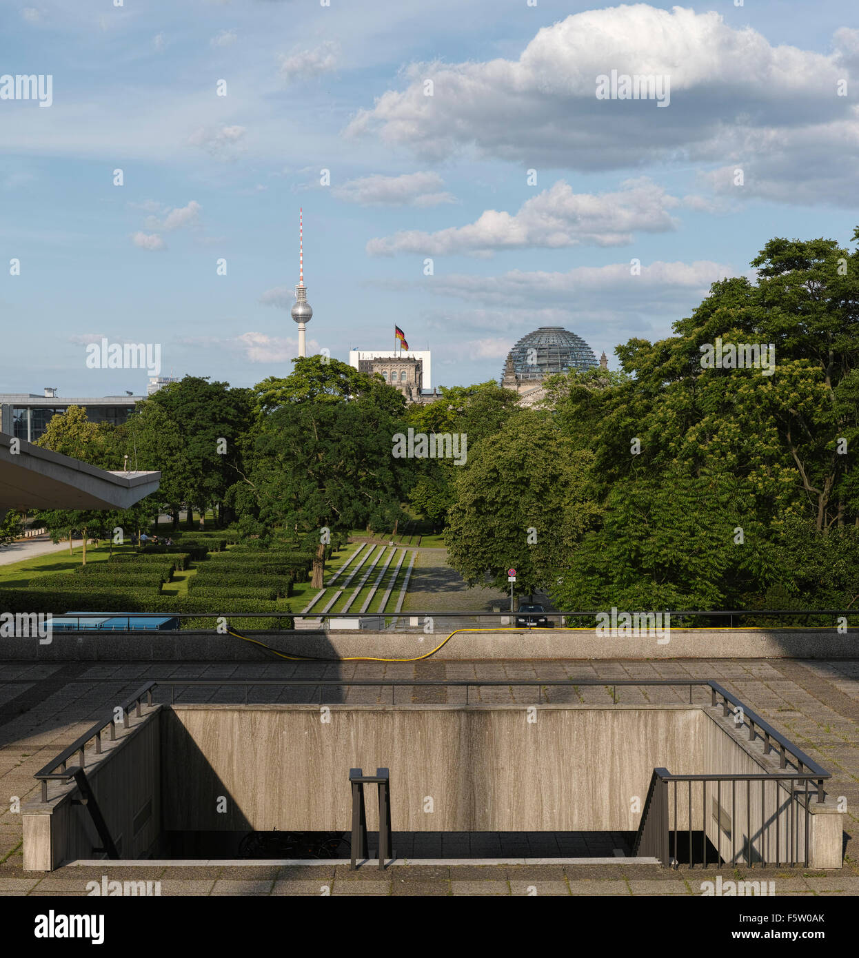 Vista da "Haus der Kulturen der Welt" verso il palazzo del Reichstag e la torre della TV ad Alexanderplatz. Foto Stock