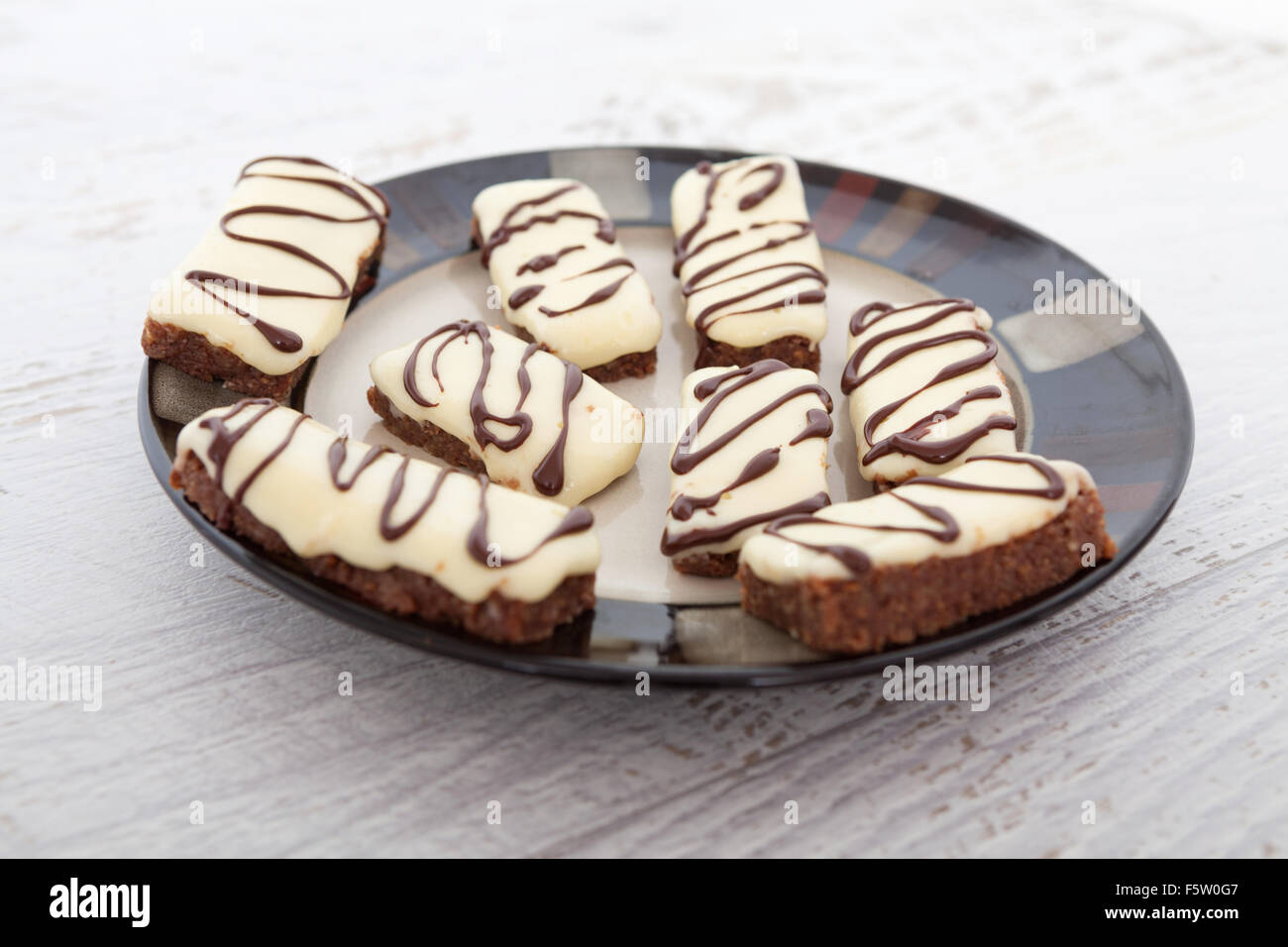 Biscotti al cioccolato con panna montata Topping Foto Stock