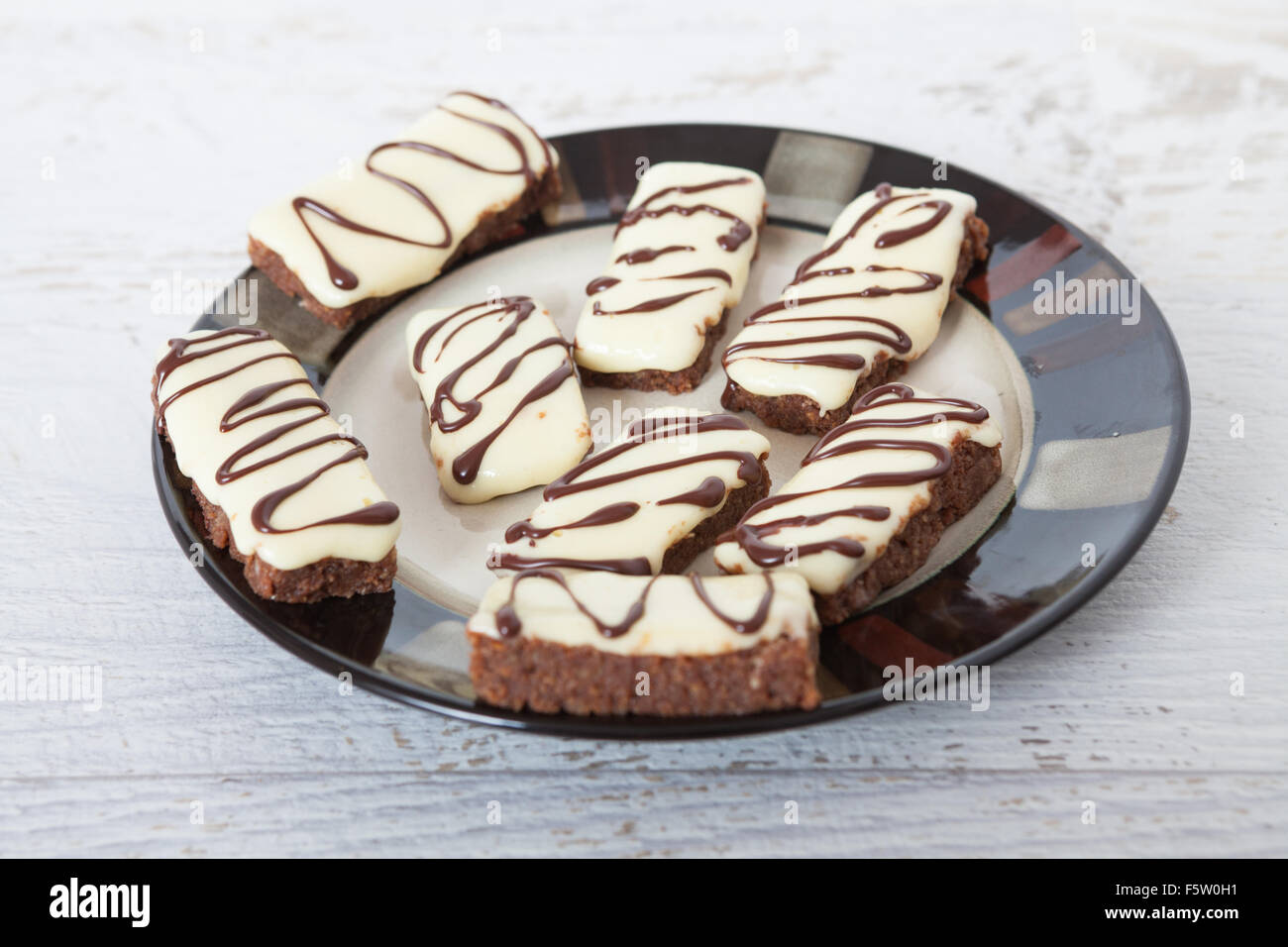 Biscotti al cioccolato con panna montata Topping Foto Stock