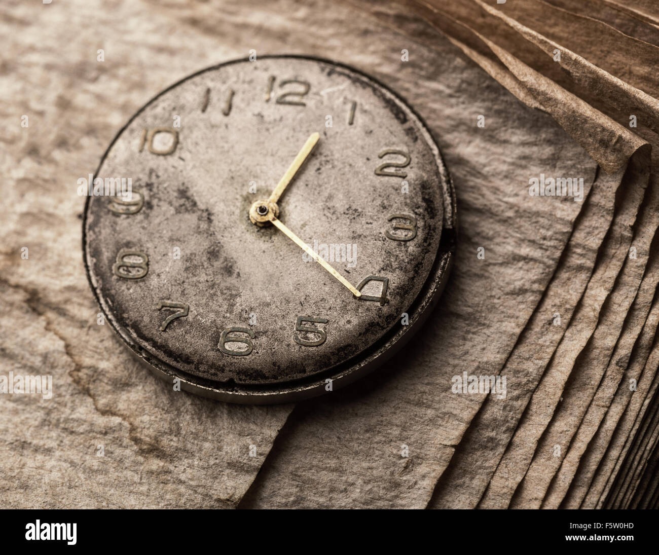 Un vecchio orologio su un manoscritto prenota Foto Stock