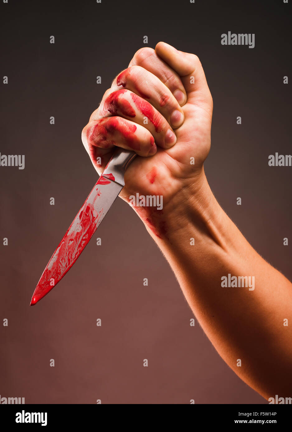 Bloody stabbing. La mano con il coltello Foto Stock