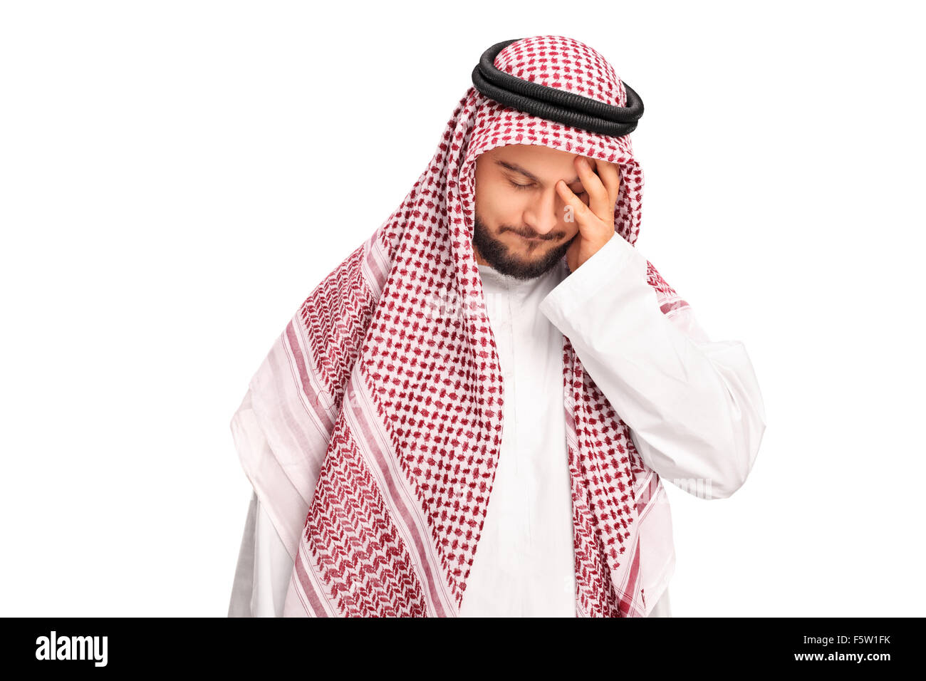 Giovane Arabo con un velo a scacchi con un mal di testa e tenendo la sua testa isolata su sfondo bianco Foto Stock