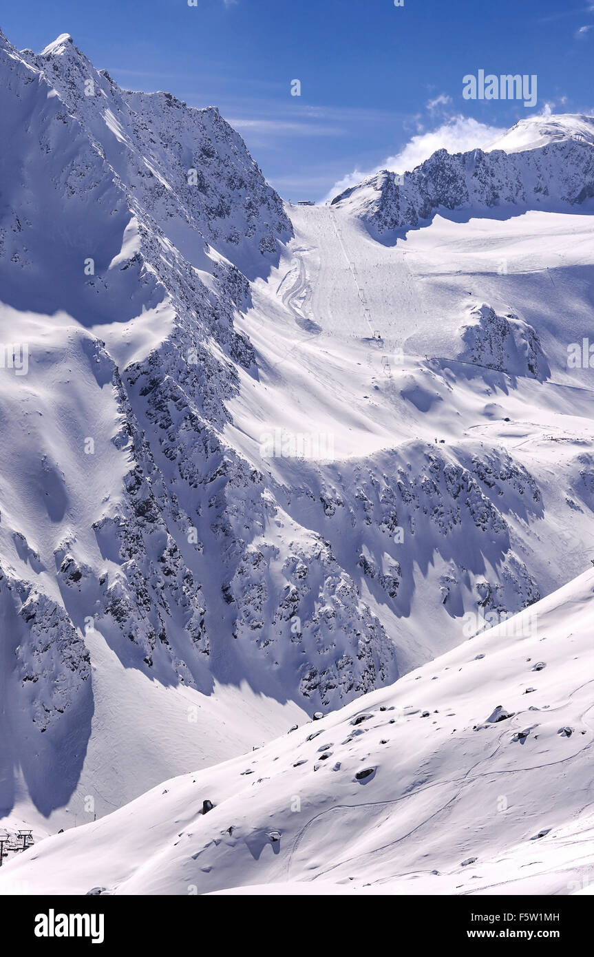Rimorchio per sci e ripida Esegui sul ghiacciaio Rettenbach in Solden località sciistica nelle Alpi Otztal in Tirol, Austria Foto Stock