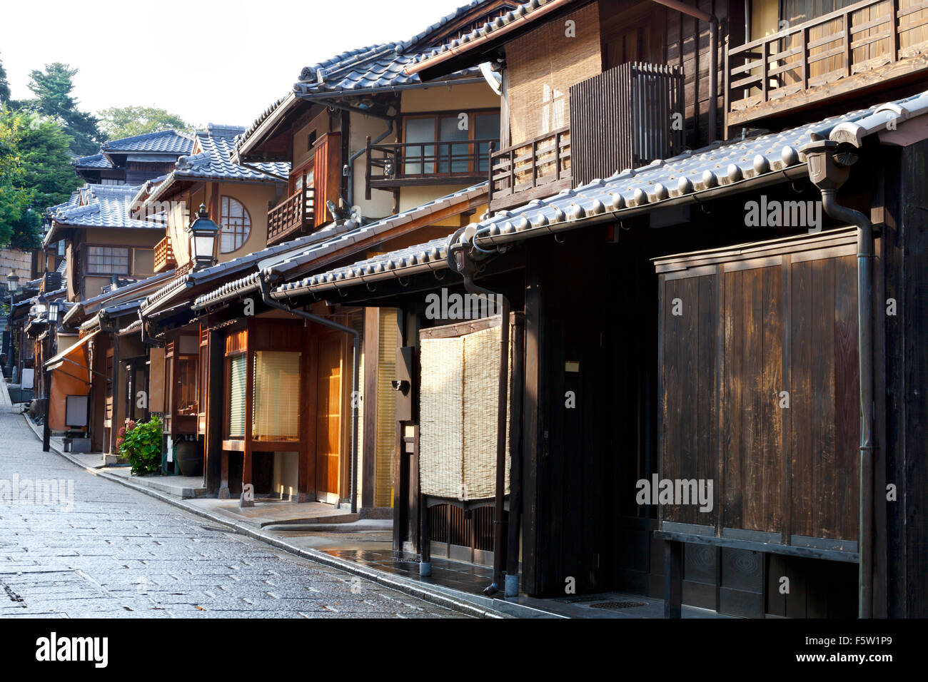 Strada di vecchie case in legno nella storica città di Kyoto in Giappone Foto Stock