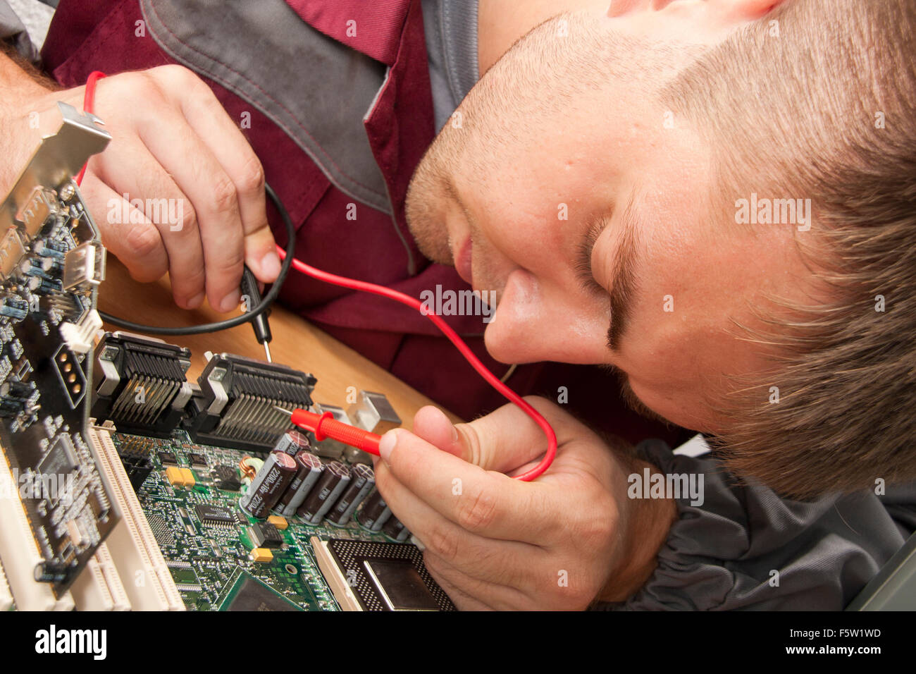 Computer Support Engineer. Isolato su bianco Foto Stock