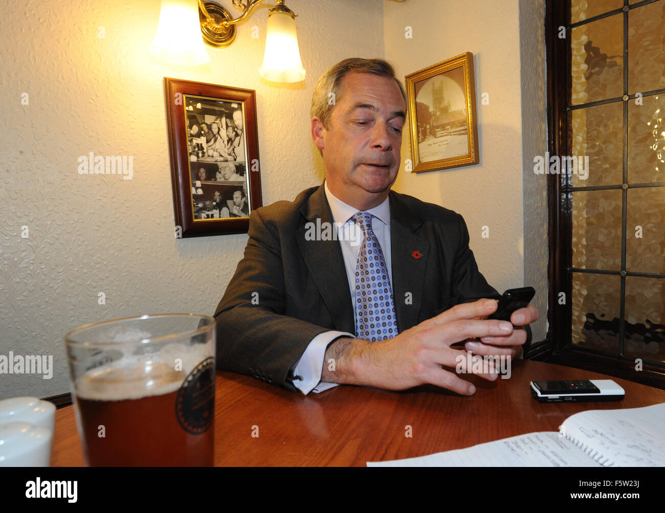 Gloucester, Regno Unito. 9 Novembre, 2015. Il leader del partito per l'indipendenza del Regno Unito Nigel Farage MEP parla con la stampa in Fountain Inn, Gloucester, Gloucestershire, Regno Unito davanti a una riunione che si terrà a GL1 il centro per il tempo libero in Gloucester. La riunione che è parte di dire no al Tour dell'UE che Nigel Farage parla a. Credito: Gavin Crilly/Alamy Live News Foto Stock