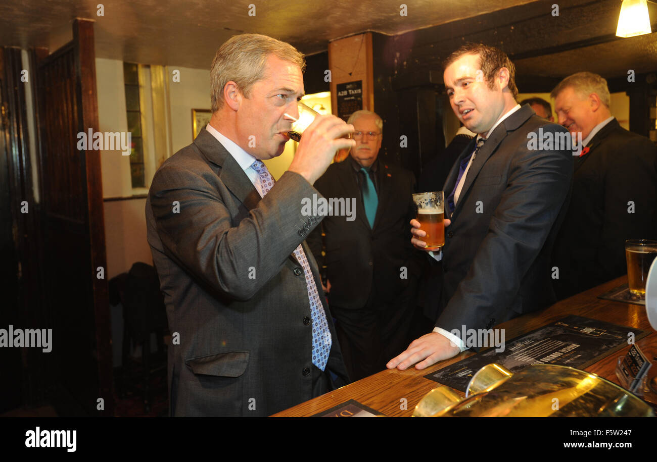 Gloucester, Regno Unito. 9 Novembre, 2015. Il leader del partito per l'indipendenza del Regno Unito Nigel Farage MEP parla con la stampa in Fountain Inn, Gloucester, Gloucestershire, Regno Unito davanti a una riunione che si terrà a GL1 il centro per il tempo libero in Gloucester. La riunione che è parte di dire no al Tour dell'UE che Nigel Farage parla a. Credito: Gavin Crilly/Alamy Live News Foto Stock