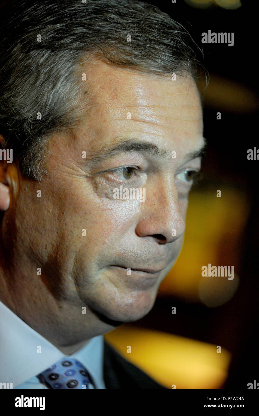 Gloucester, Regno Unito. 9 Novembre, 2015. Il leader del partito per l'indipendenza del Regno Unito Nigel Farage MEP parla con la stampa in Fountain Inn, Gloucester, Gloucestershire, Regno Unito davanti a una riunione che si terrà a GL1 il centro per il tempo libero in Gloucester. La riunione che è parte di dire no al Tour dell'UE che Nigel Farage parla a. Credito: Gavin Crilly/Alamy Live News Foto Stock